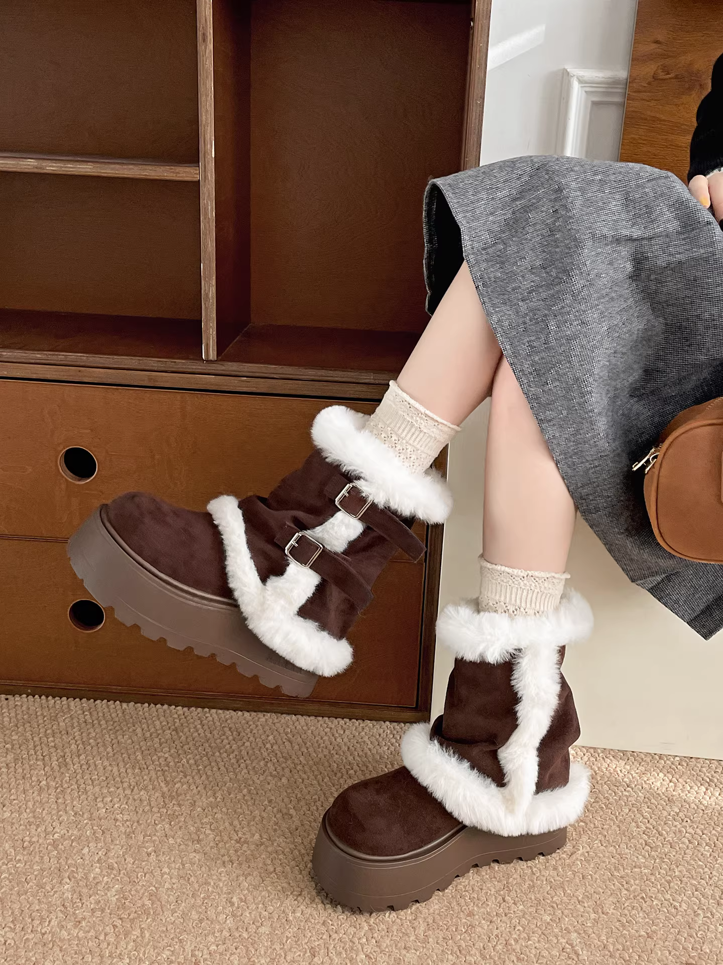 Giày bốt tuyết cổ điển đế dày lót lông cừu ấm áp dành cho nữ, giày cotton kiểu Birkenstock lông thú mùa đông mới 2025.