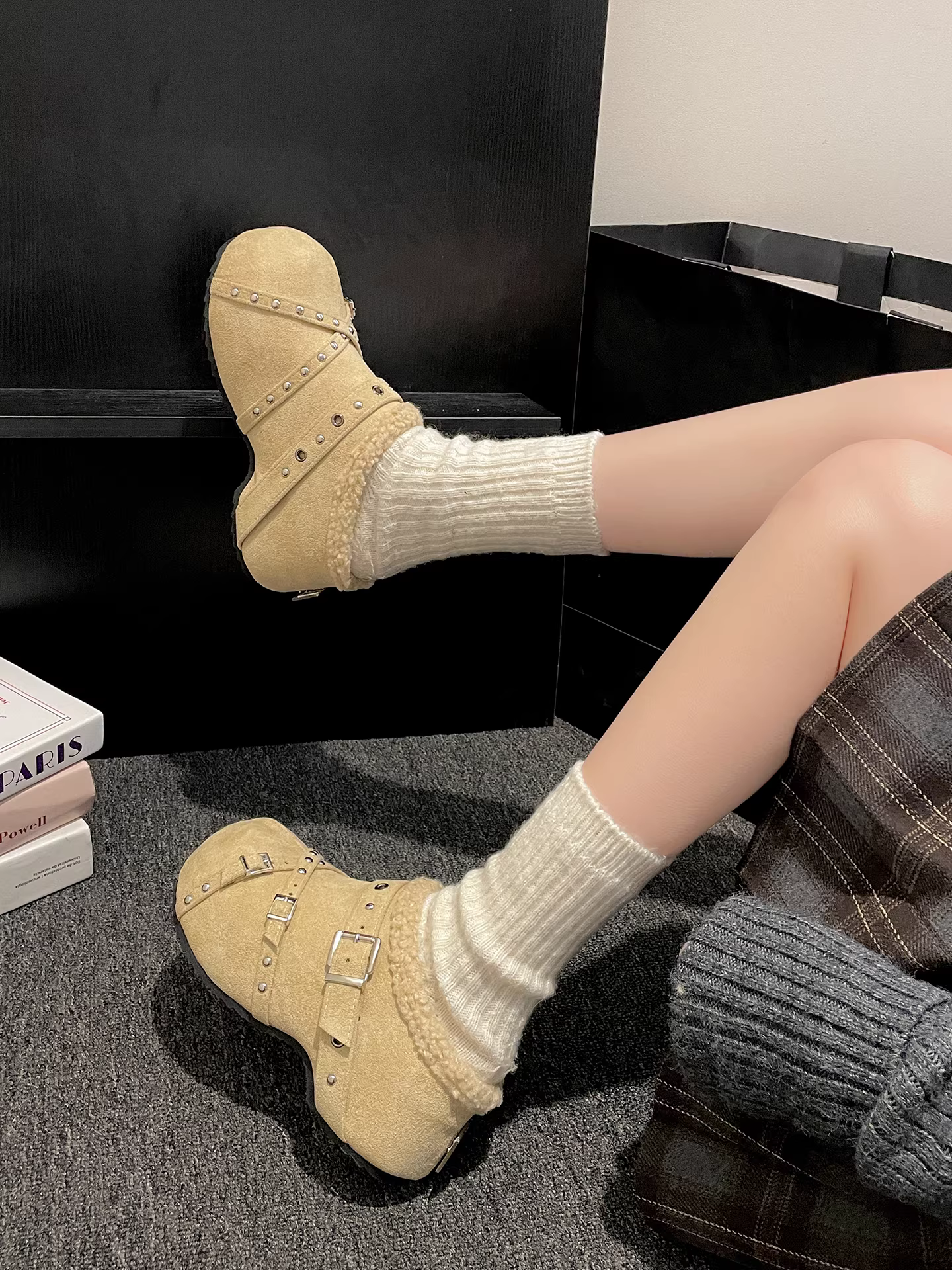 Giày Birkenstock đế dày lót lông cừu trắng ấm áp dành cho nữ, dép bông lông chống trượt mùa đông 2025 mới.