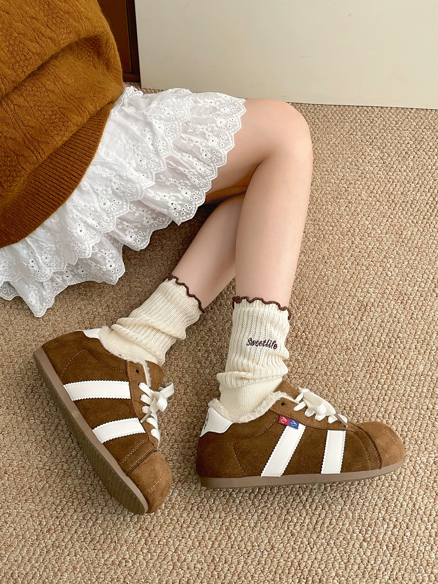 Giày bông tuyết đế dày cổ điển màu đỏ cỡ nhỏ dành cho nữ, kiểu mới mùa đông 2025, ấm áp, đi ngoài trời, chống trơn trượt, lót lông cừu, giày tập luyện kiểu Đức.