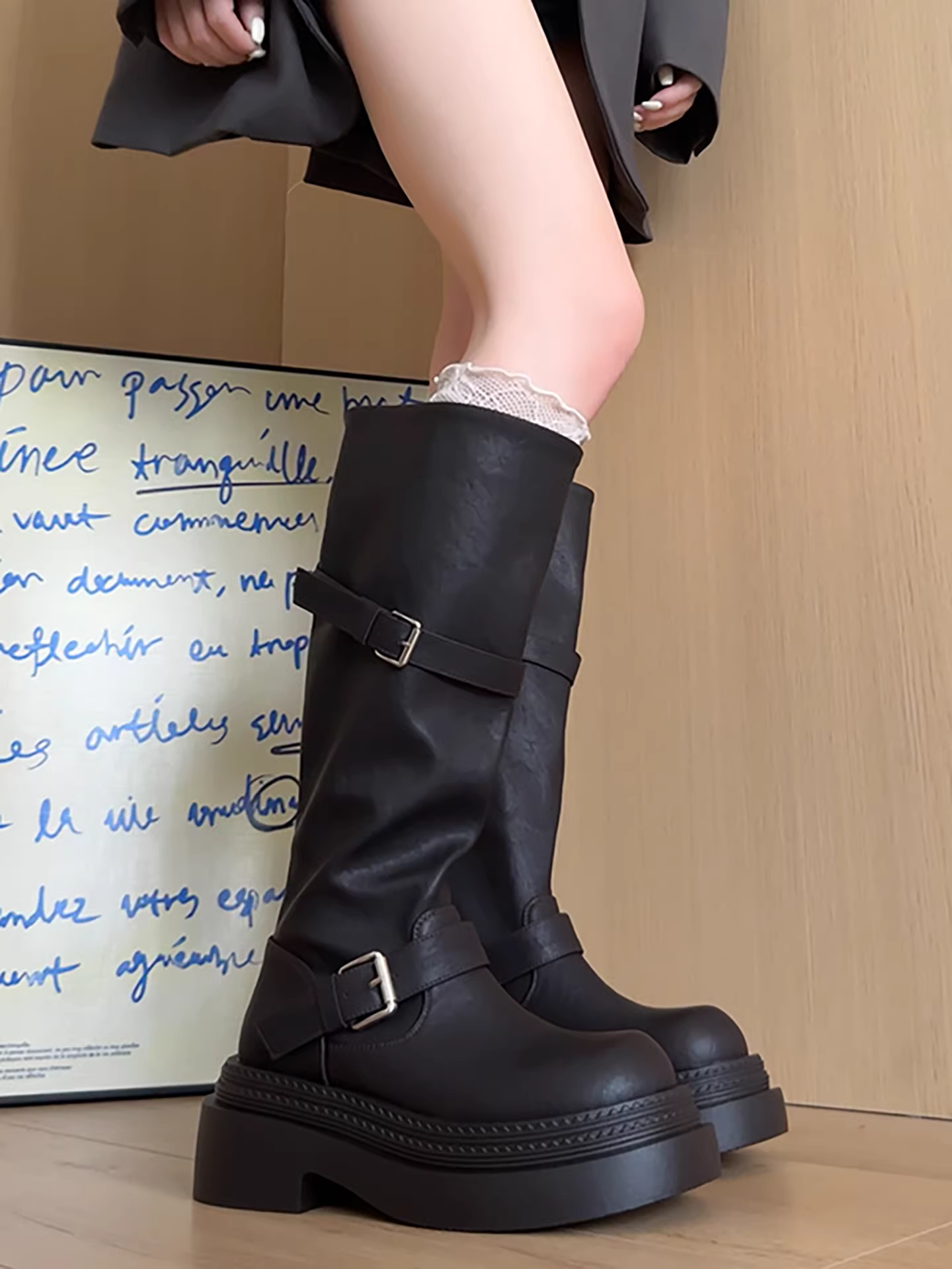 Giày bốt nữ đế dày kiểu Anh cổ điển màu đen, kiểu dáng mới thu đông 2025, tôn dáng, phối chân váy