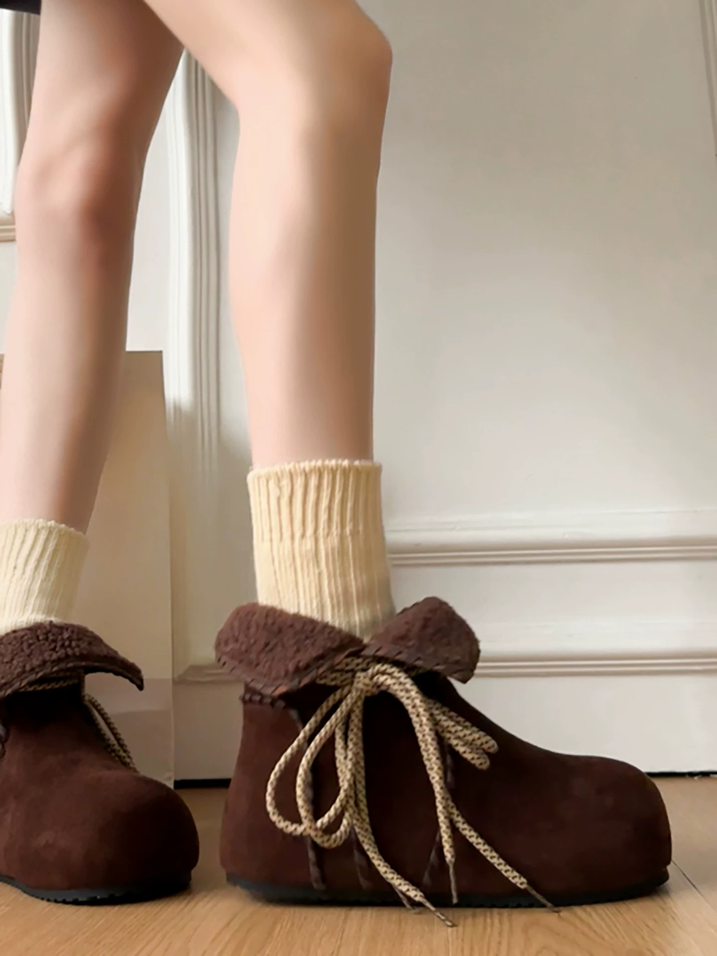 Giày bốt đi tuyết đế xuồng kiểu cổ điển, lót lông cừu và dày dặn dành cho nữ, giày cotton kiểu Birkenstock giữ ấm mùa đông mới năm 2025, chống trơn trượt.