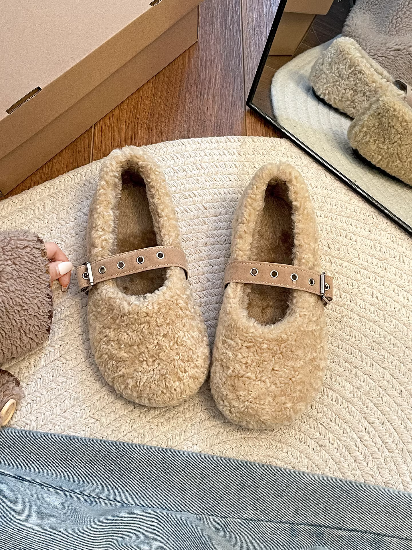 Giày Mary Jane cổ điển lót lông cừu có độ tăng chiều cao ẩn và đế dày dành cho nữ, áo khoác ngoài mùa đông, giày cotton dày dặn ấm áp mới năm 2025.