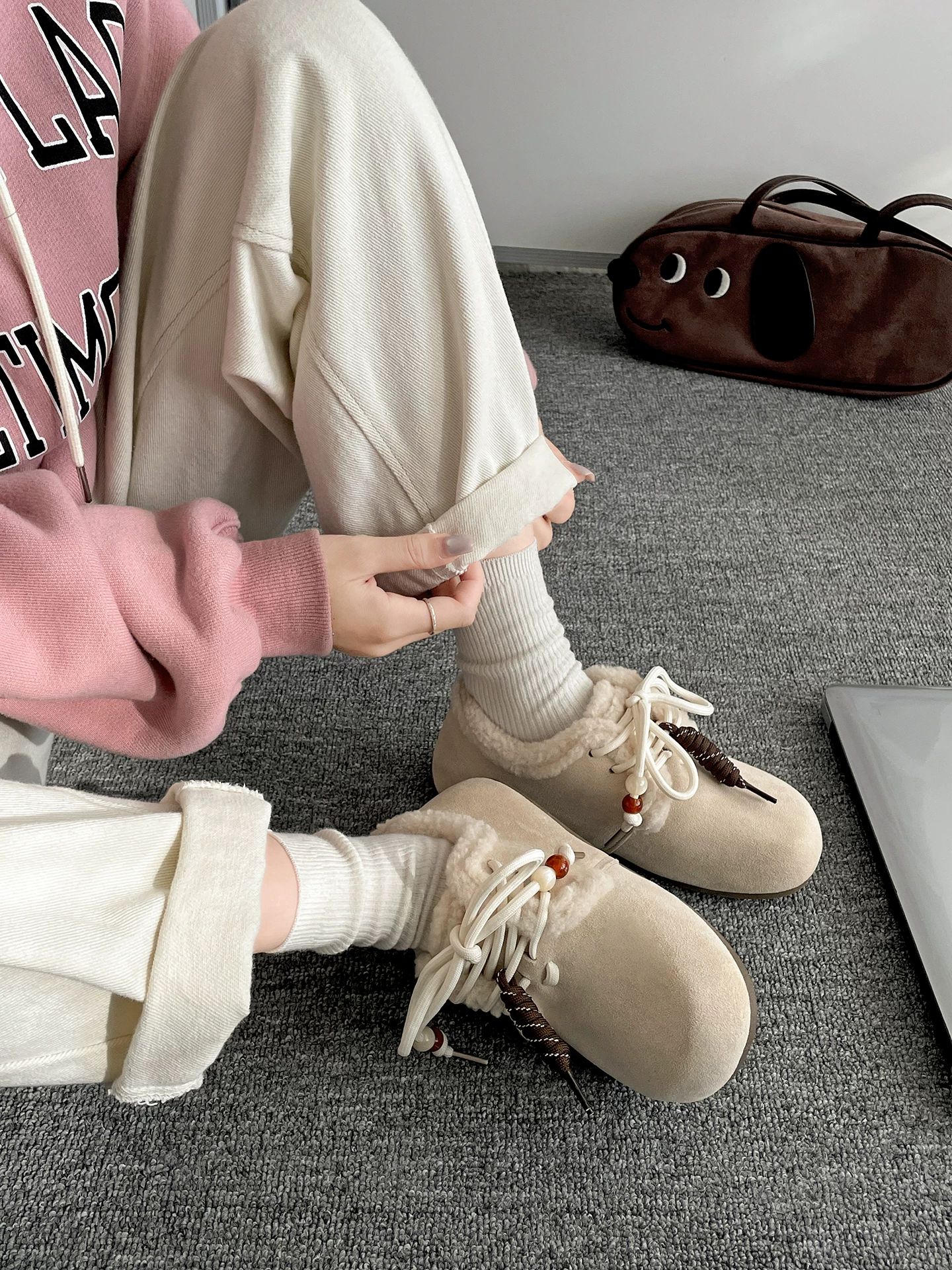 Giày Birkenstock đế bằng cổ điển, lót lông cừu dày dặn, đa năng dành cho nữ, mẫu mới mùa đông 2025, chống trơn trượt, giữ ấm, chất liệu cotton Đông Bắc.