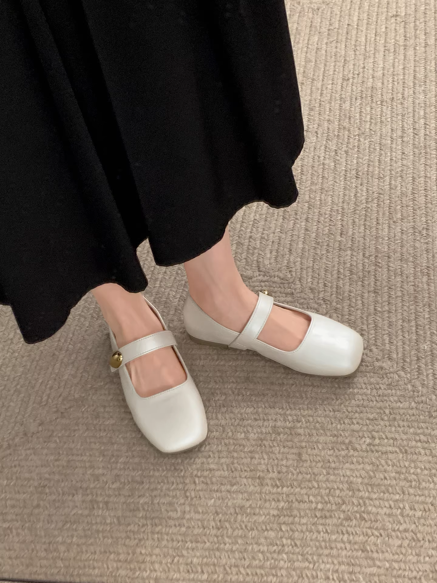 Giày nữ kiểu Pháp màu đỏ cổ điển, mũi vuông, gót thấp, mùa thu 2025 mẫu mới, giày Mary Jane đa năng phối chân váy.