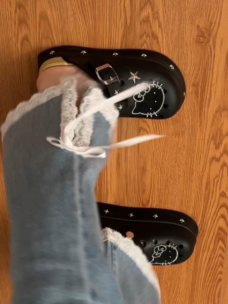 Dép clog nữ đế dày chống trơn họa tiết hoạt hình, mẫu mới hè 2025, đi ngoài trời, tăng chiều cao, đế êm, kiểu kín mũi.