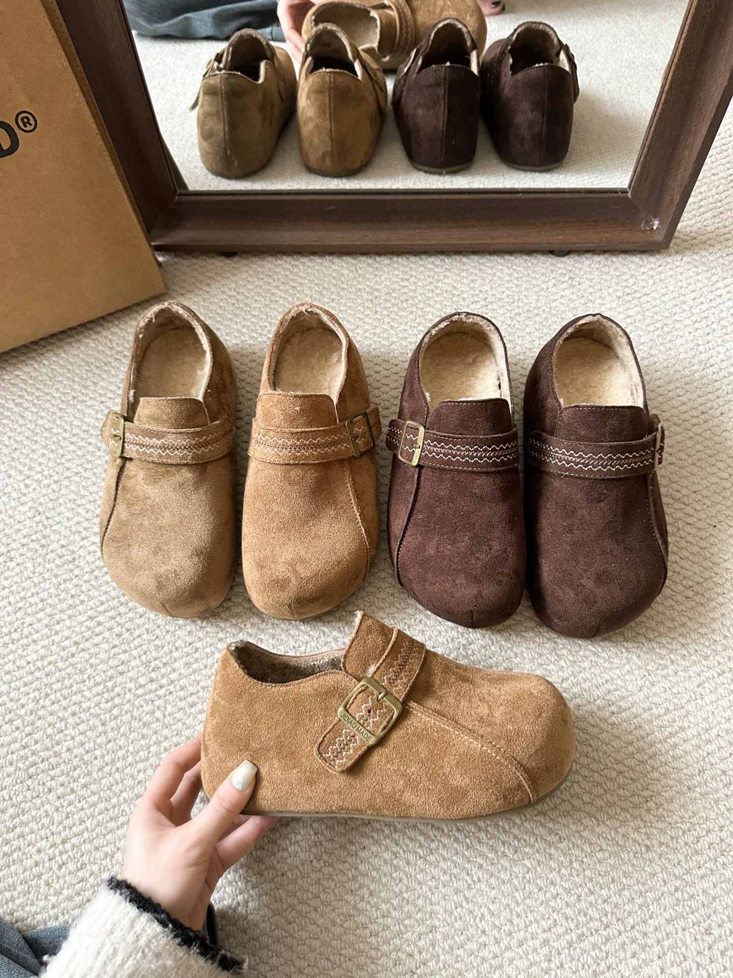 Giày Birkenstock đế bằng kiểu cổ điển Nam Trung Quốc dành cho nữ 2025, mẫu mới thu đông, đi ngoài trời, có lớp lót lông cừu giữ ấm.