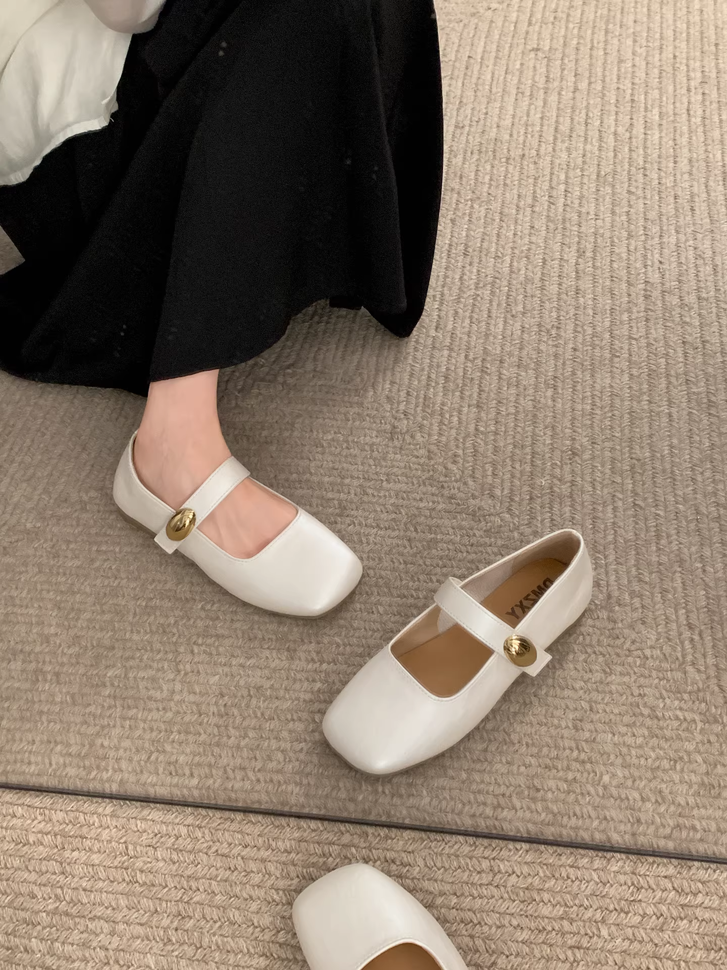 Giày nữ kiểu Pháp màu đỏ cổ điển, mũi vuông, gót thấp, mùa thu 2025 mẫu mới, giày Mary Jane đa năng phối chân váy.