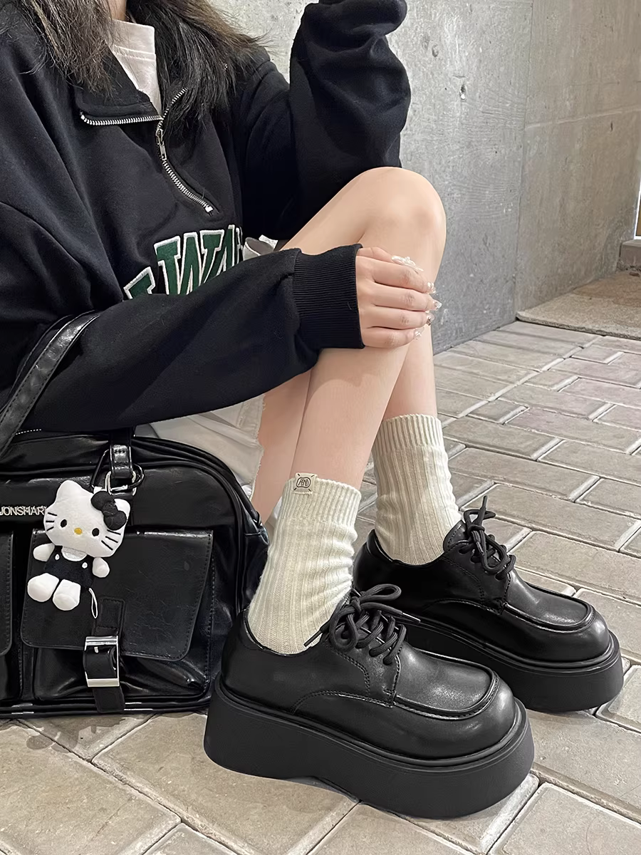 Giày da nữ đế dày tăng chiều cao kiểu retro, xu hướng mùa thu 2025, phối chân váy, kiểu Mary Jane.