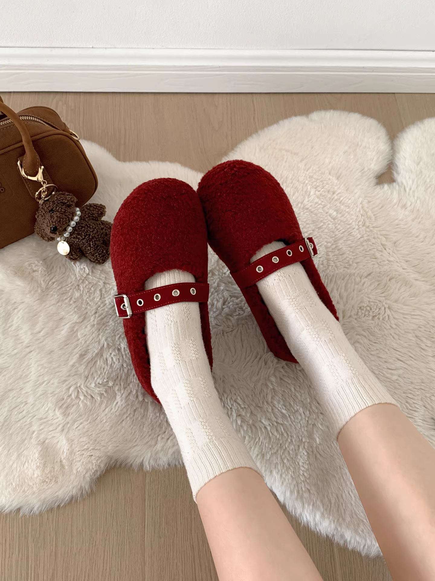 Giày lông dày đế dày kiểu retro màu đỏ dành cho nữ, kiểu mới 2025, giữ ấm mùa đông, đi ngoài trời, lót bông dày