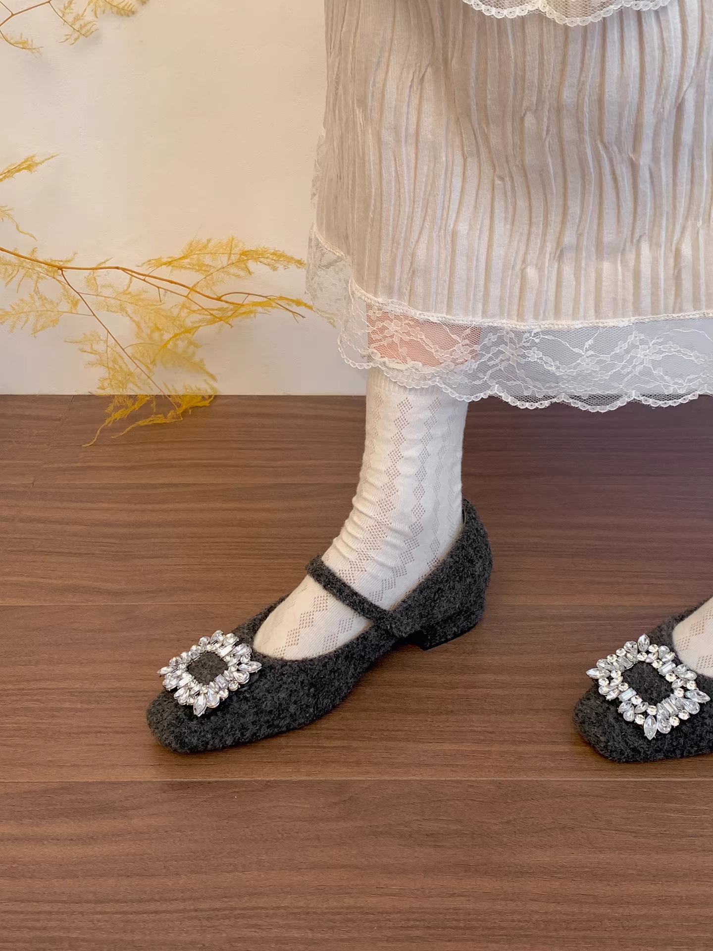 Giày Mary Jane mũi vuông ấm áp mùa thu/đông 2025 kiểu Pháp cổ điển màu xám retro, gót dày, lông xù dành cho nữ.