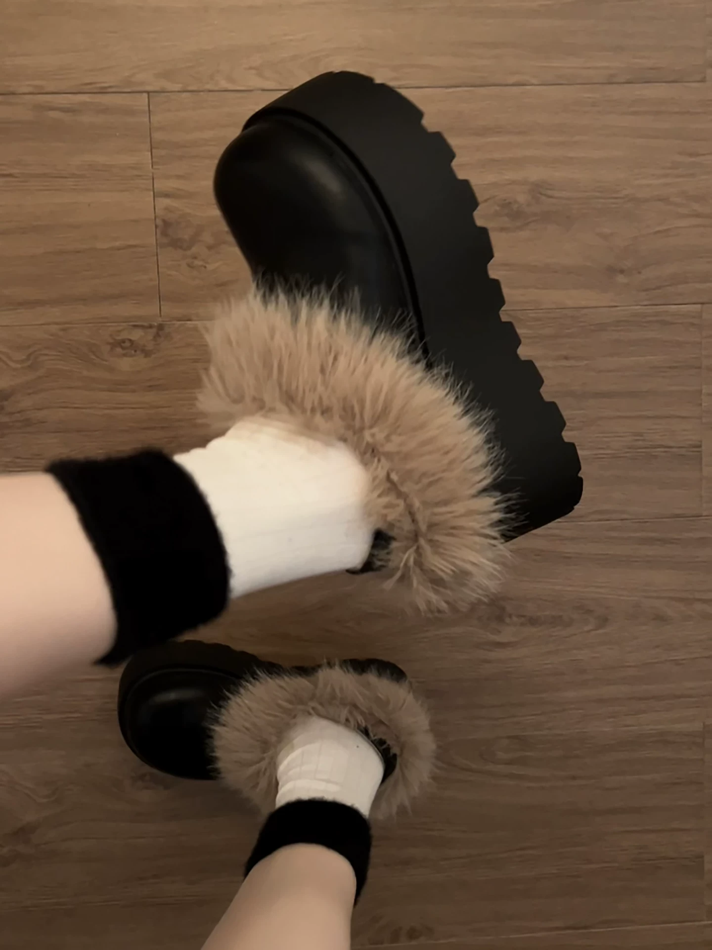 Giày bông giữ ấm đế dày đi ngoài trời tăng chiều cao màu đen dành cho nữ, kiểu mới mùa đông 2025, lót lông cừu và dày dặn kiểu Birkenstock.