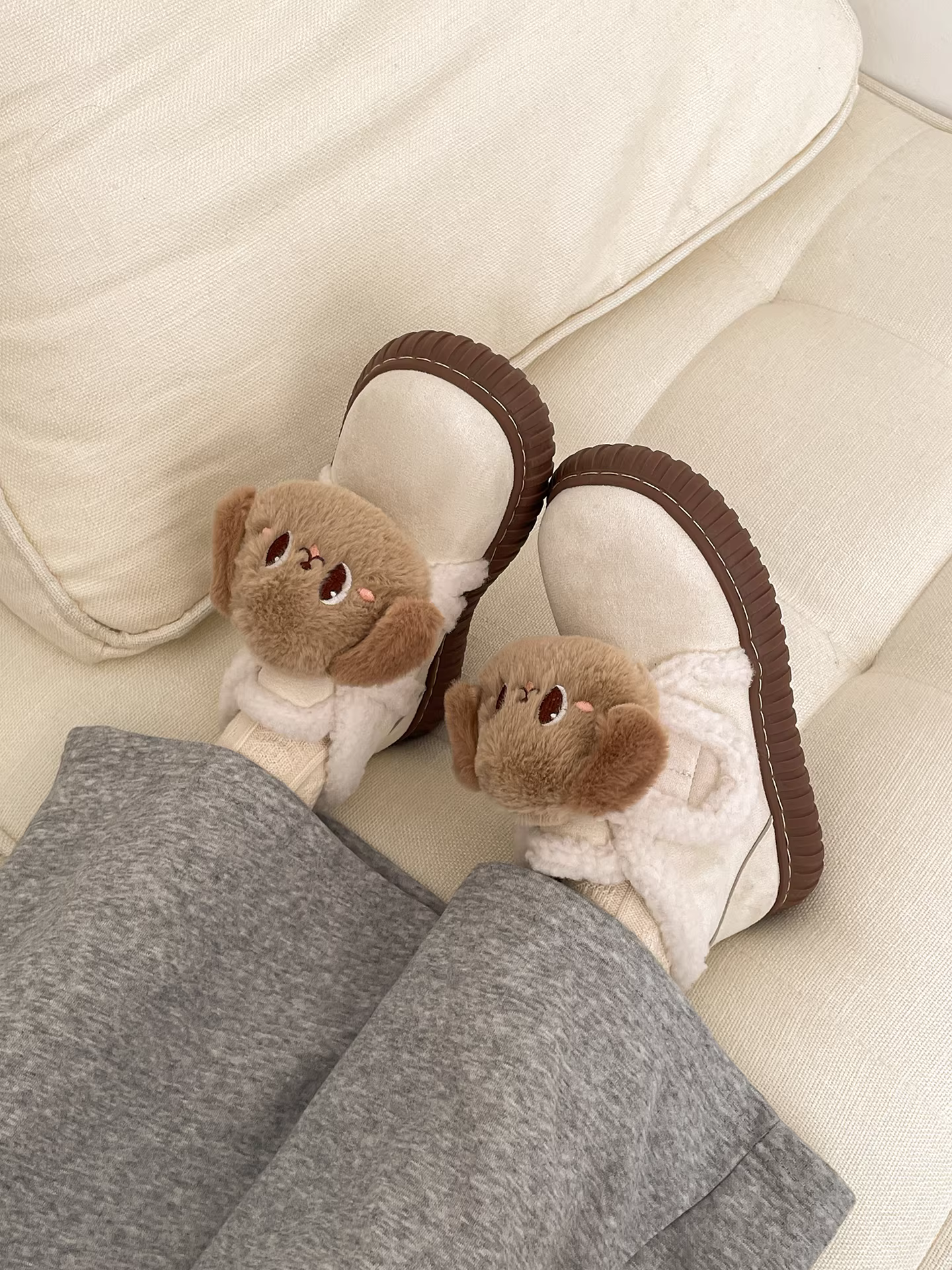 Giày bốt tuyết đế dày phong cách retro dễ thương màu trắng dành cho nữ, giày cotton dày dặn giữ ấm kiểu Birkenstock mới mùa đông 2025.