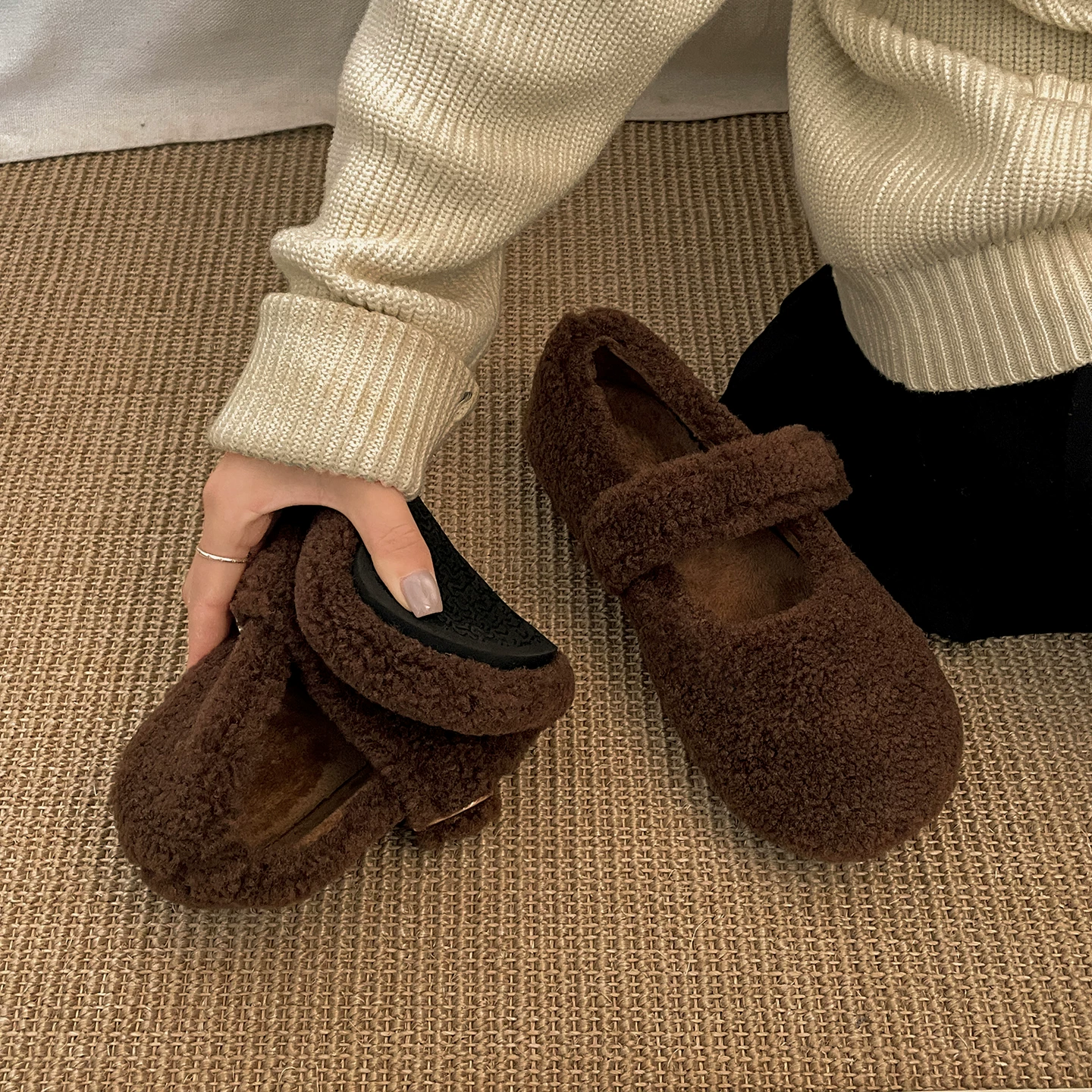 Giày lông đen đế bằng dành cho nữ ở miền Nam, kiểu dáng mùa đông mới 2025, đa năng phối với chân váy, ấm áp và lót lông cừu.