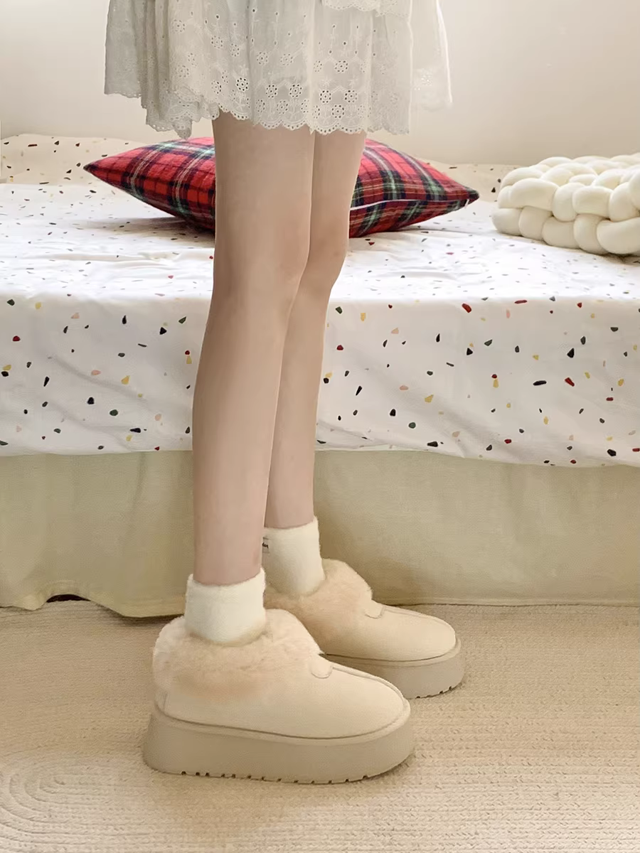 Giày bốt tuyết đế dày màu trắng dành cho nữ, kiểu dáng mùa đông mới 2025, lót lông cừu, dày dặn, ấm áp, chống trơn trượt, chất liệu cotton.
