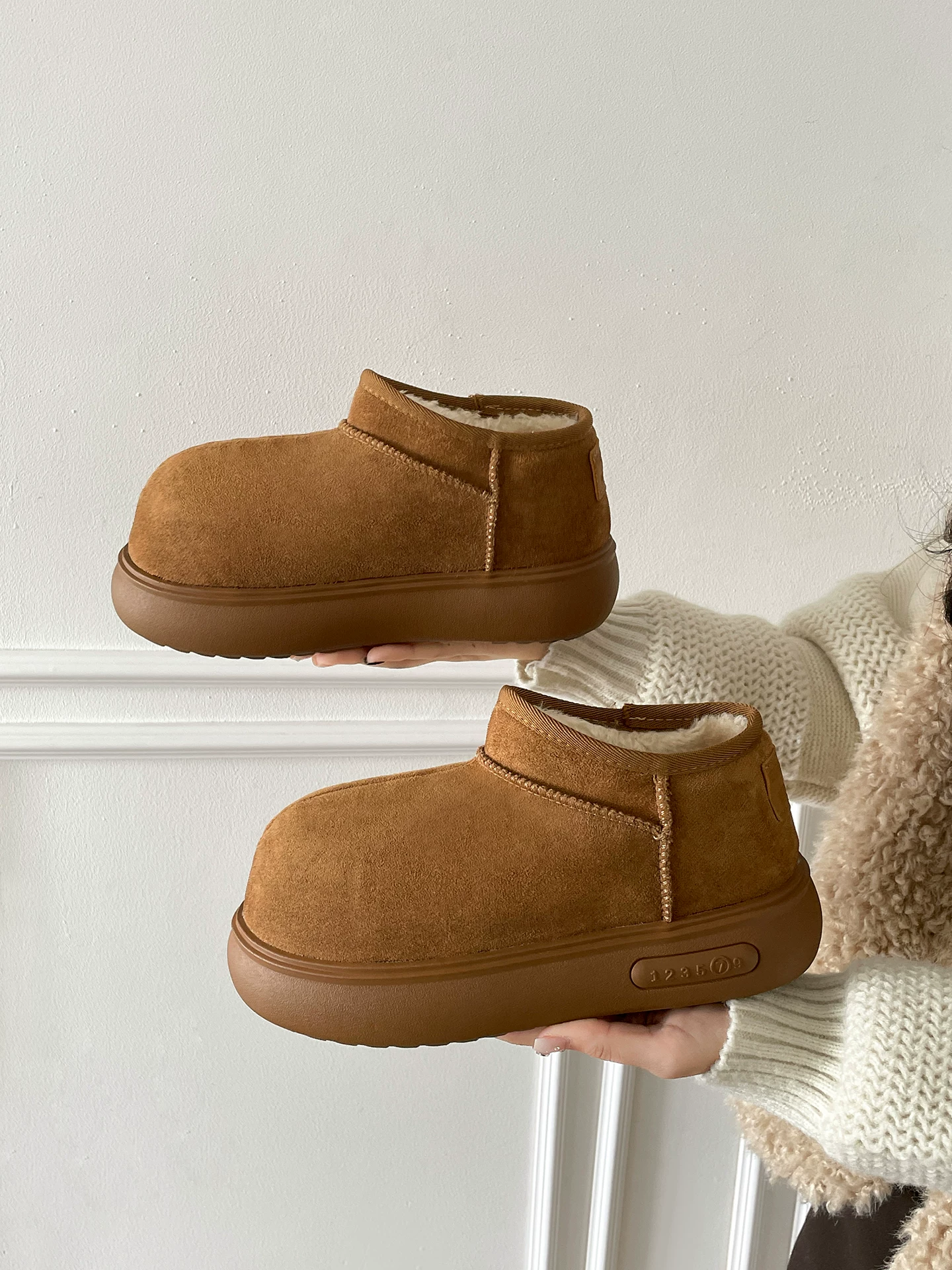 Giày bốt đi tuyết đế dày, lót lông cừu, giữ ấm, tăng chiều cao dành cho nữ, giày cotton kiểu Birkenstock lót lông dày dặn chống trơn trượt mùa đông mới năm 2025.