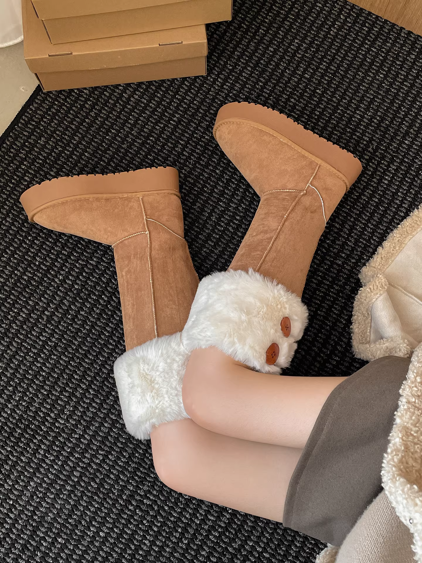 Giày bốt đi tuyết dài, lót lông cừu, đế dày, chống trơn trượt dành cho nữ, giày cotton ấm áp kiểu cổ điển mùa đông mới năm 2025.