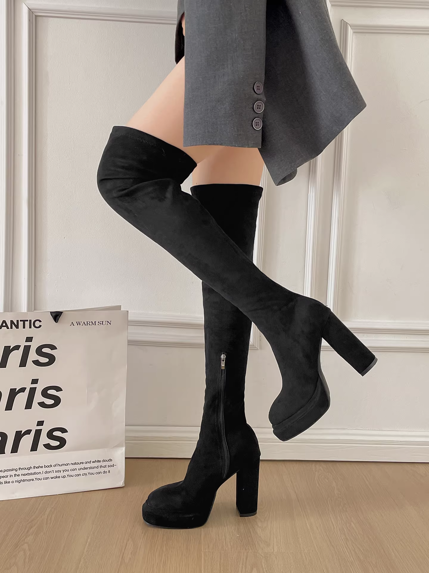 Giày bốt cao gót nhung đen cổ điển, dài quá đầu gối, dày dặn, kiểu dáng ôm sát, giữ ấm mùa đông mới năm 2025 dành cho nữ
