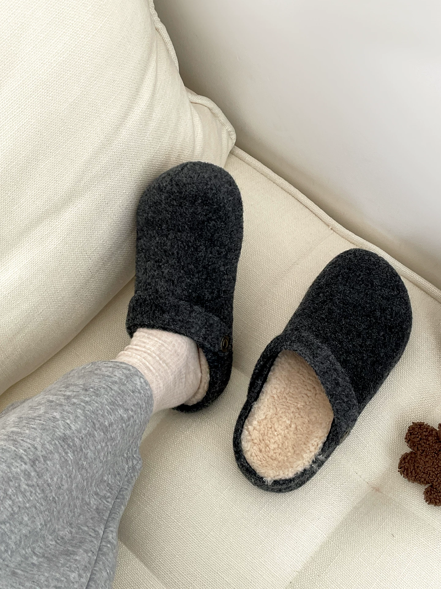 Giày Birkenstock đế dày chống trượt bằng nhung cổ điển dành cho nữ 2025 mới mùa thu đông mặc ngoài dép cotton đế mềm tăng chiều cao