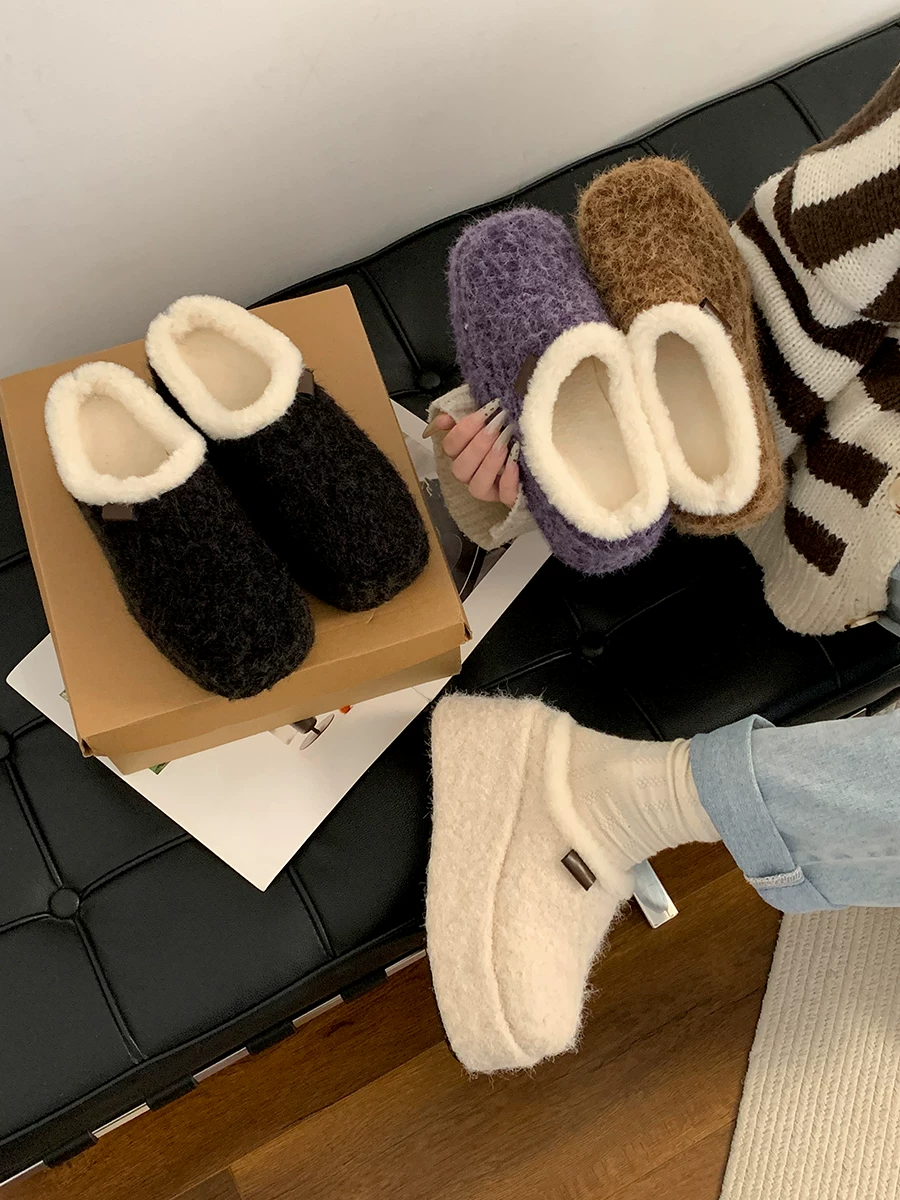 Dép lông nền trắng dành cho nữ, thích hợp để mang ngoài trời, kiểu dáng thu đông mới 2025, dép bông mũi kín kiểu Birkenstock nhỏ nhắn.