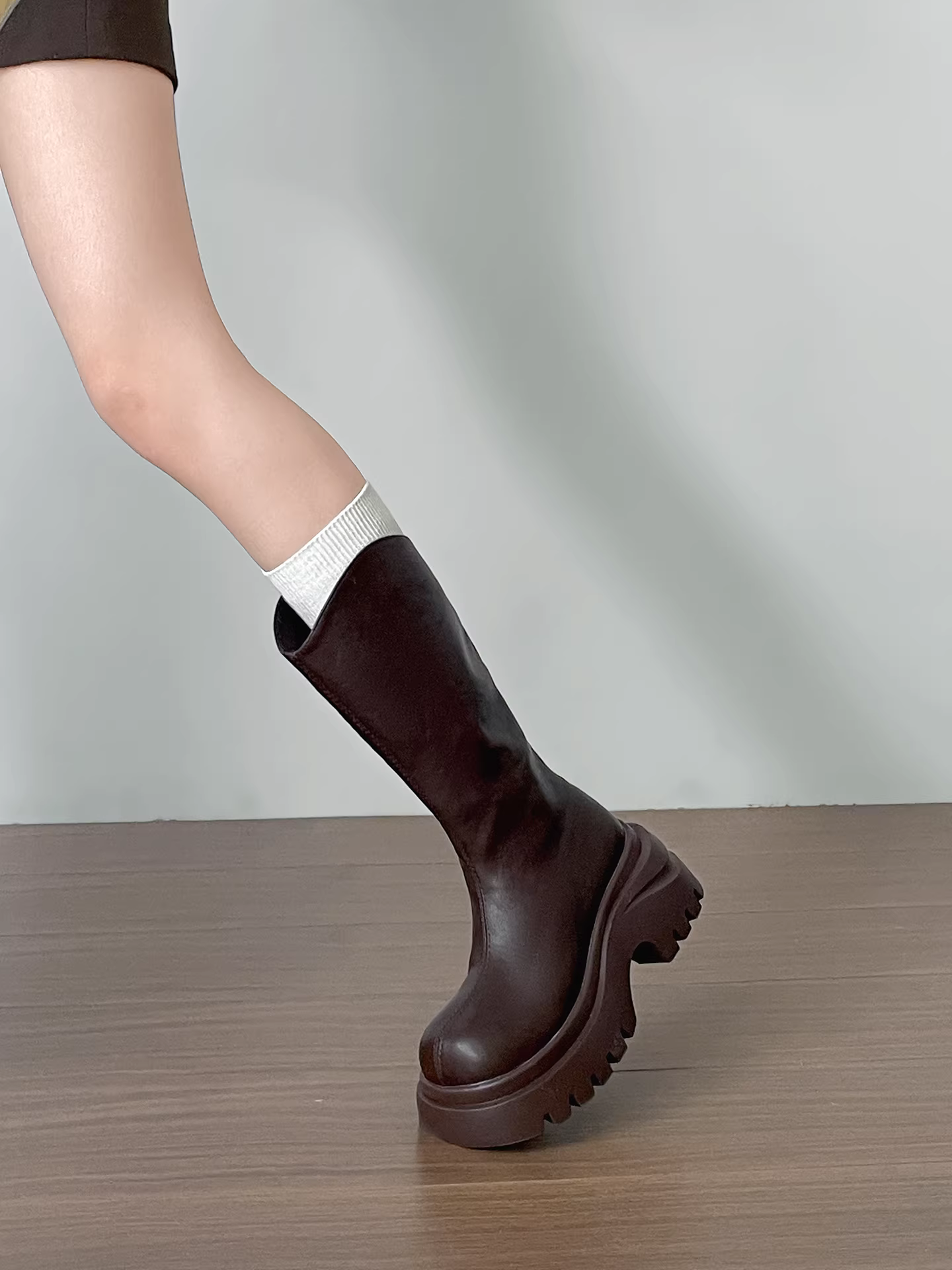 Giày bốt nữ đế dày phong cách Anh cổ điển màu đen, kiểu bốt đến giữa bắp chân, kiểu thu đông 2025 mới, giày bốt đa năng phối chân váy