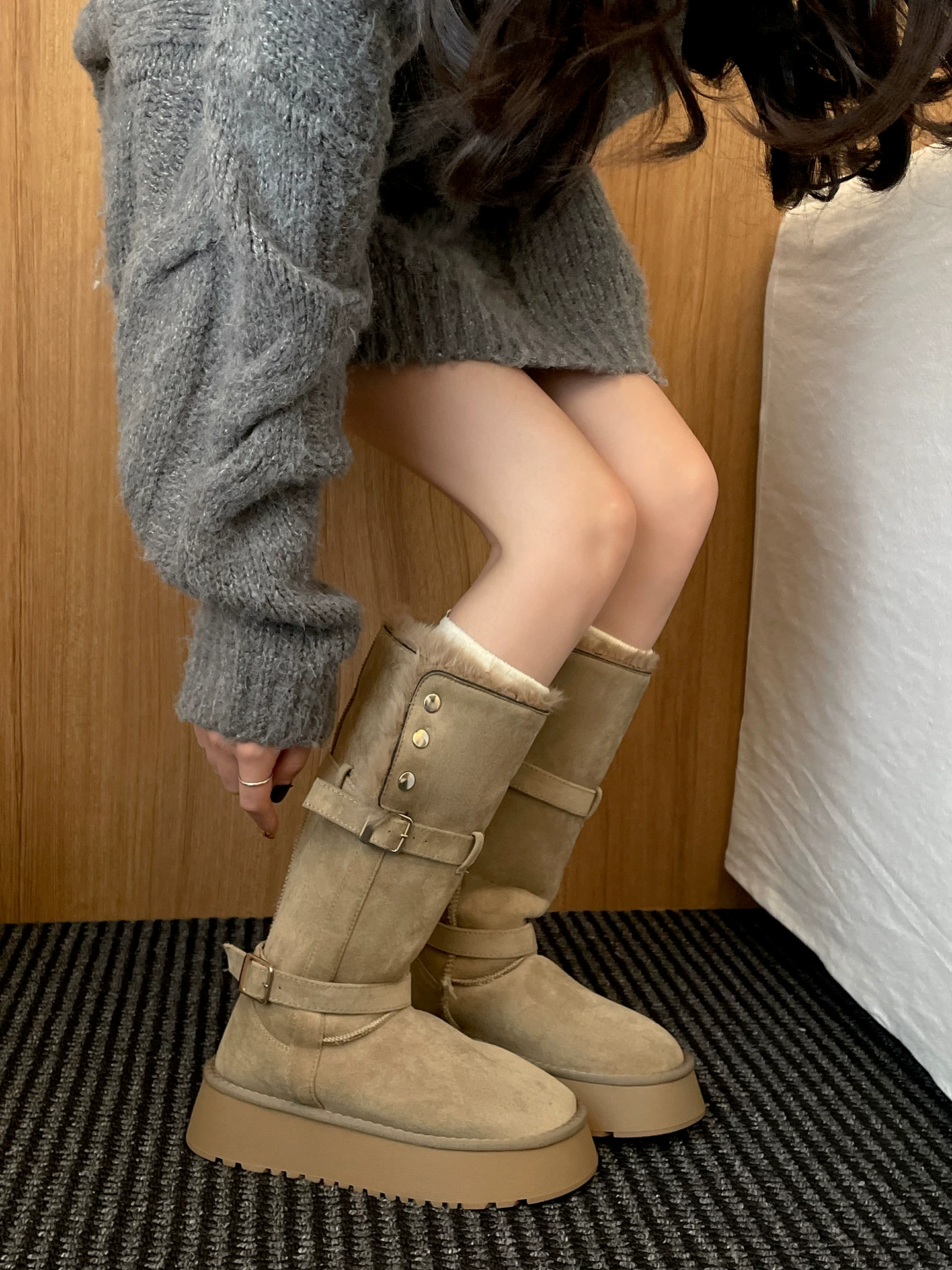 Giày bốt đi tuyết đế dày chống trượt lót lông cừu phong cách Đông Bắc dành cho nữ, giày cotton giữ ấm tăng chiều cao mùa đông mới 2025.