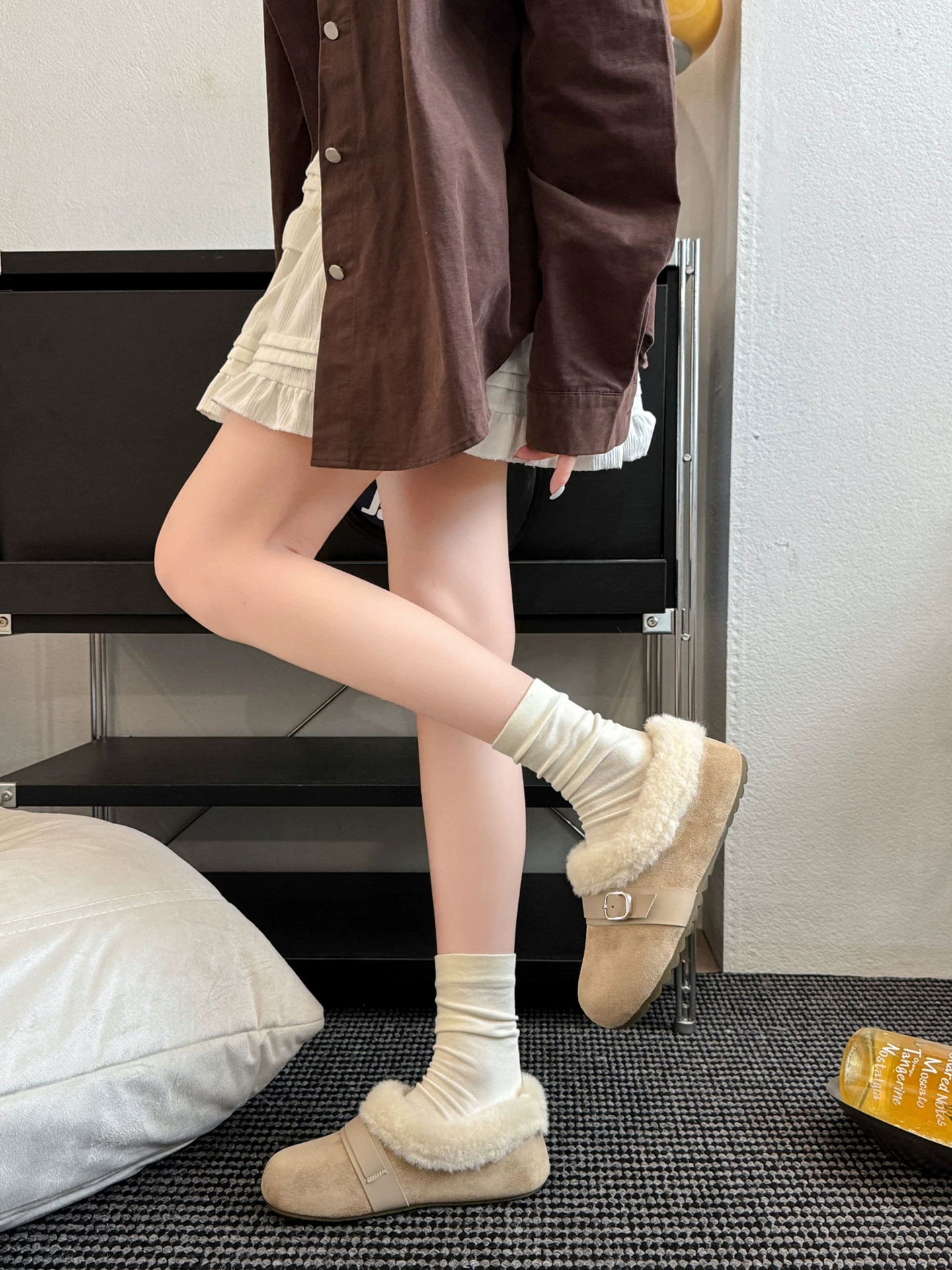 Giày Birkenstock đế dày cổ điển màu trắng, tăng chiều cao, lót lông mềm mại, ôm trọn bàn chân dành cho nữ, mẫu mới mùa đông 2025, giày bông ấm áp lông xù.