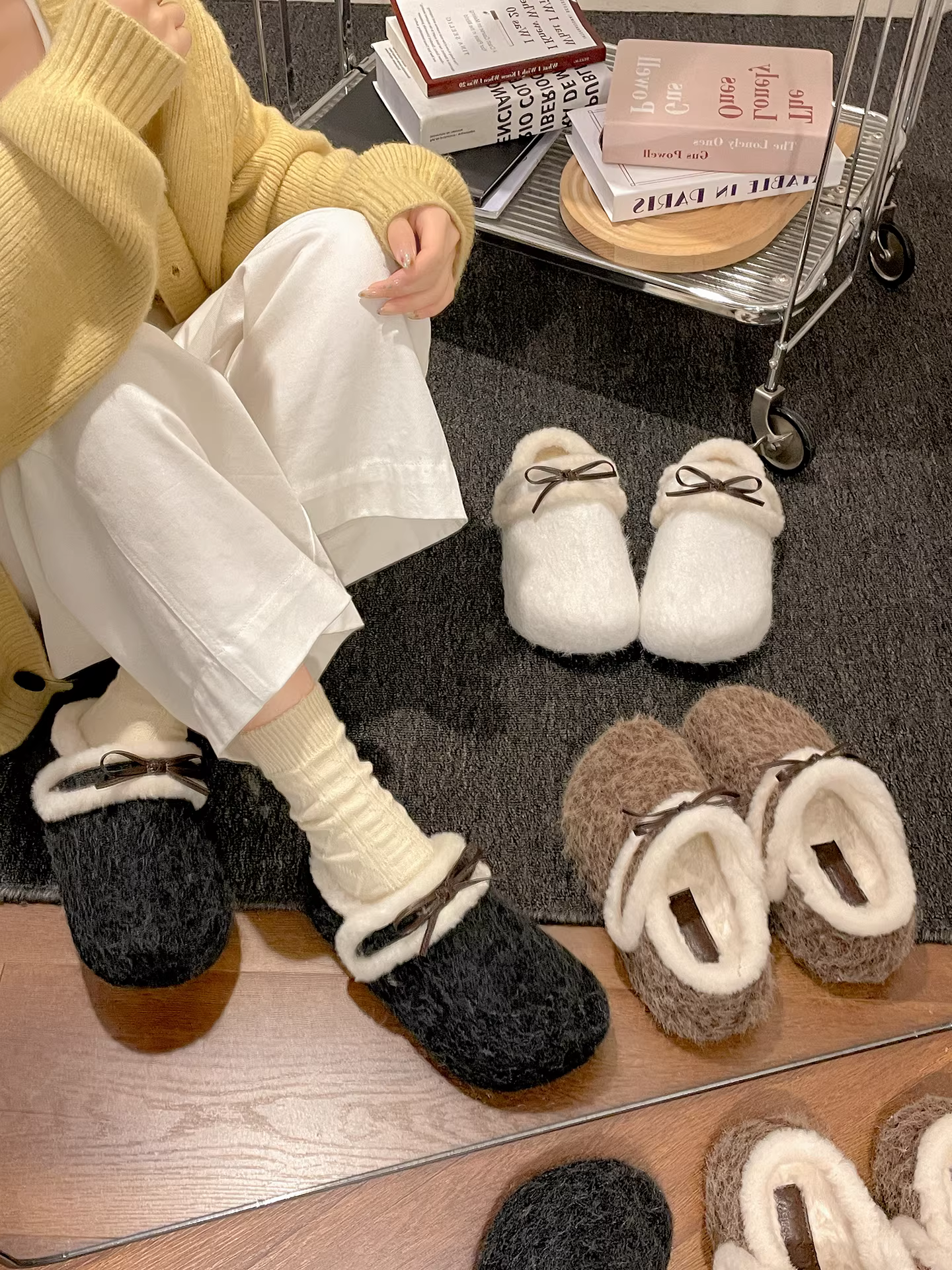 Đôi dép lông dày đế cao chống trơn hai chiều dành cho nữ, mặc ngoài trời mùa đông, kiểu mới 2025, dép bông giữ ấm lót lông cừu.