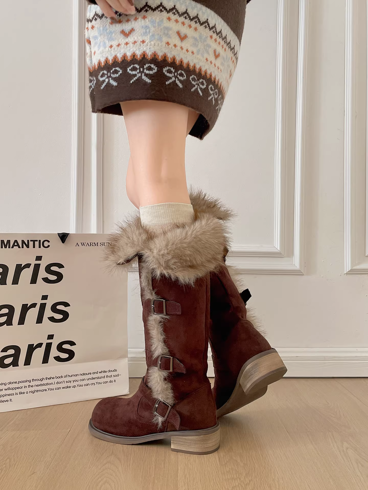 Giày bốt nữ đế dày, lót lông cừu, kiểu dáng cổ điển, giữ ấm, mùa đông 2025, kiểu dáng thon gọn.