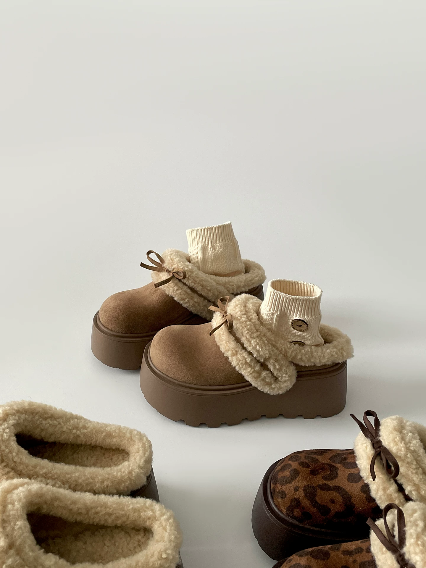 Giày dép nửa kiểu Birkenstock đế dày lót lông mềm mại dành cho nữ, mẫu mới mùa đông 2025, có thể mang hai kiểu, dày dặn, ấm áp, dép bông lông mềm mại.