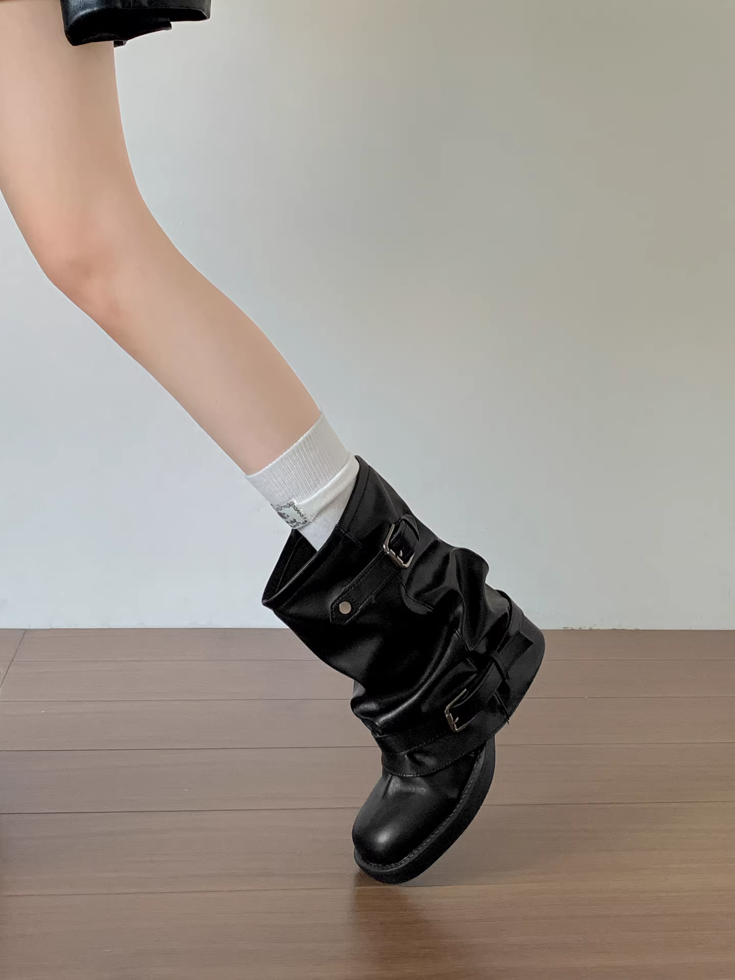 Giày bốt cao gót kiểu Anh dày dặn, tăng chiều cao, dành cho nữ, kiểu dáng cổ điển mùa thu đông 2025, kiểu dáng cổ ngắn xếp tầng.