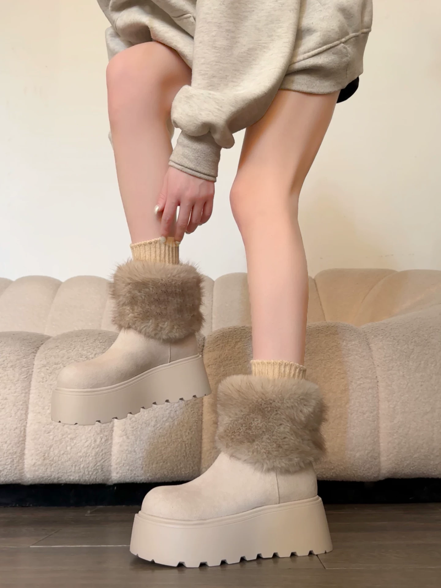 Giày bốt tuyết lót lông dày đế trắng dành cho nữ, mẫu mới mùa đông 2025, giày bông giữ ấm kiểu Birkenstock.