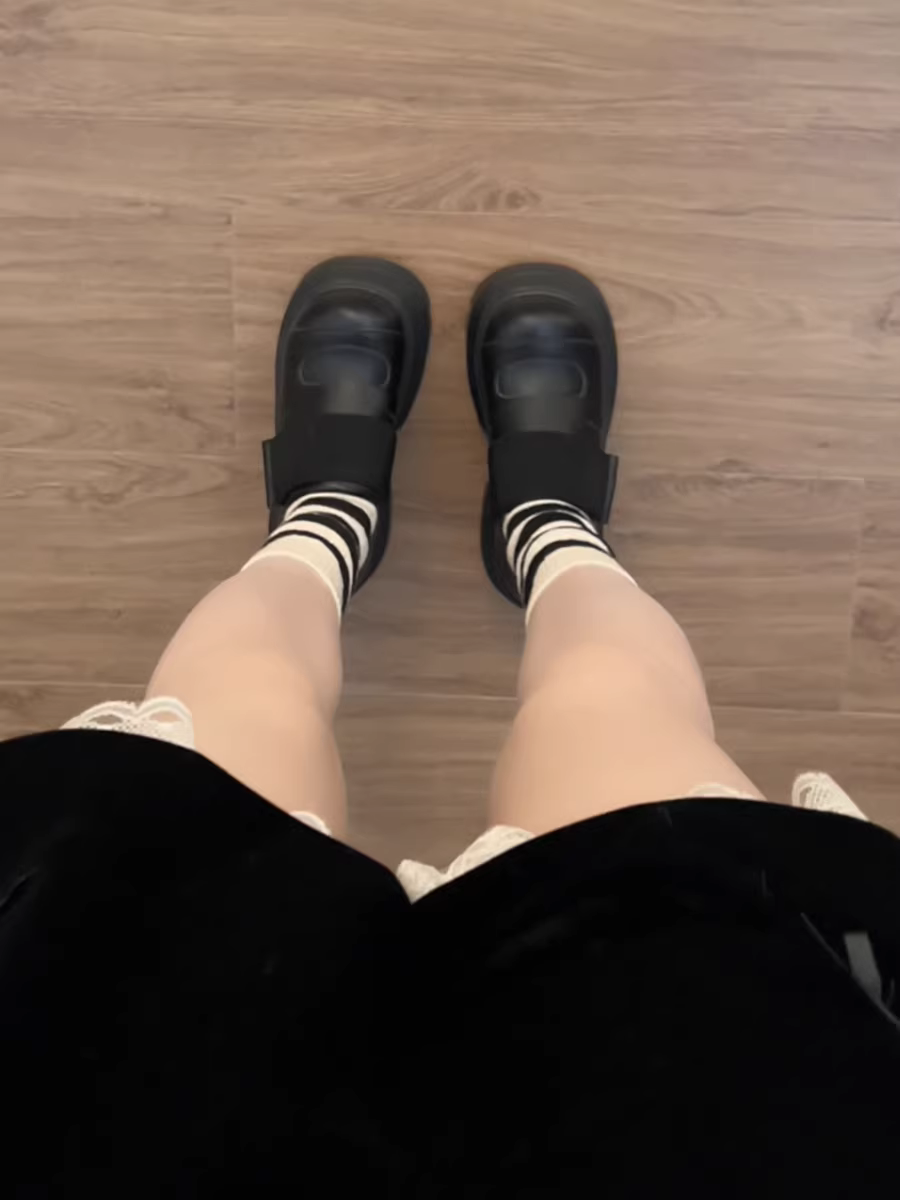 Giày da đế dày khóa dán màu đen dành cho nữ, mẫu mới thu 2025, kiểu Mary Jane đa năng, phối được với chân váy