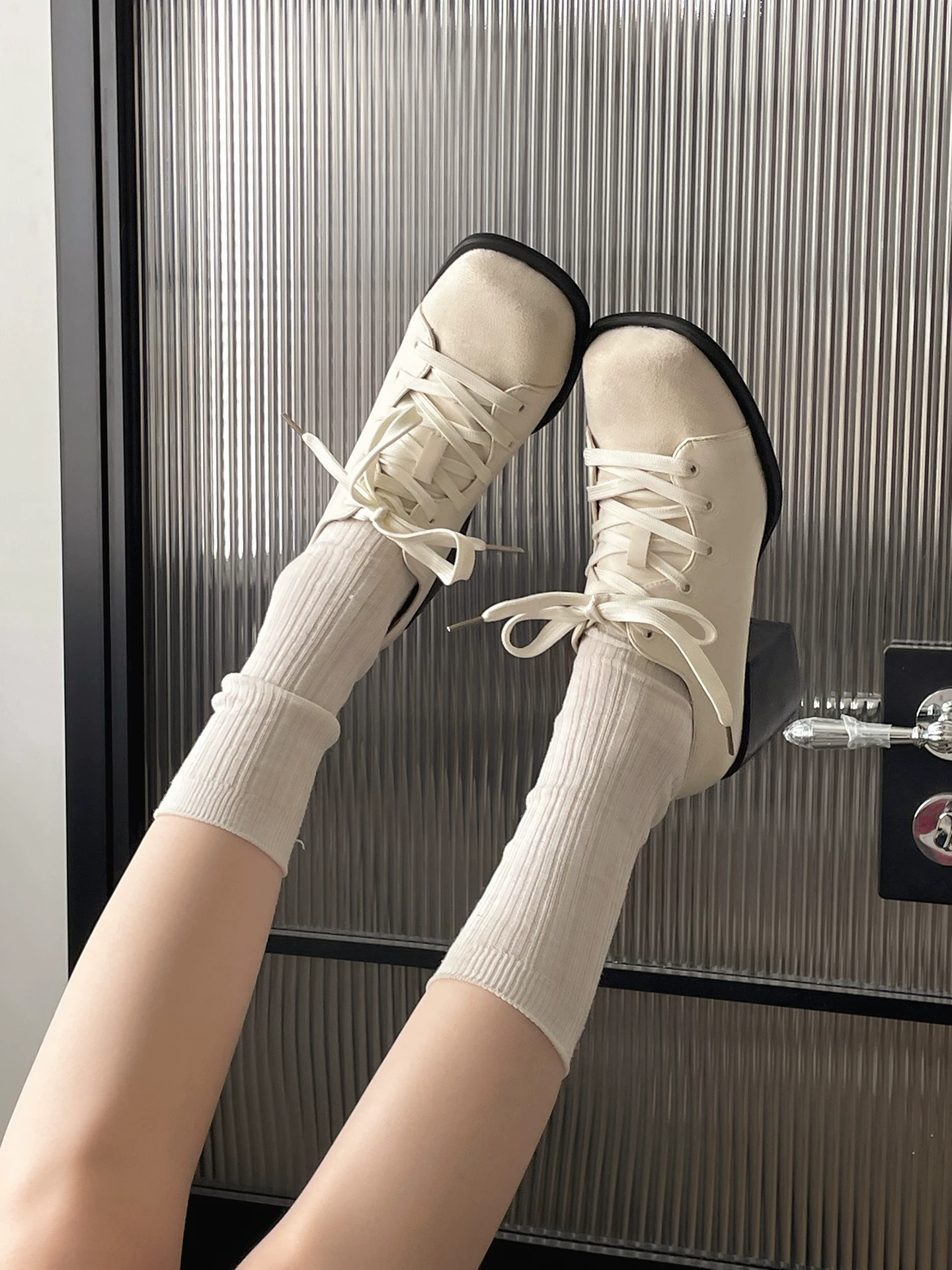 Giày bệt nữ kiểu Anh cổ điển, đa năng, đế dày, cổ sâu, kiểu mới thu 2025, phù hợp với chân váy, tạo cảm giác cao cấp, dành cho người thấp nhỏ.