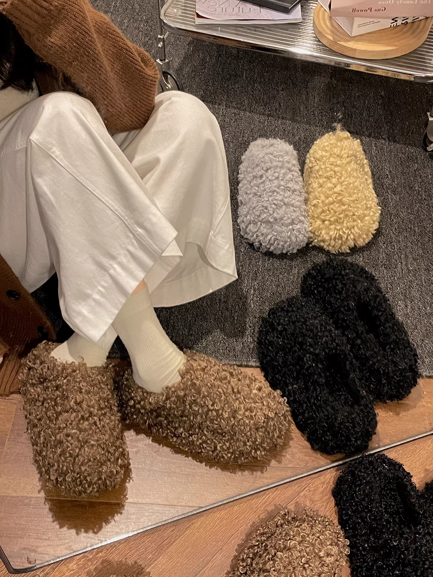 Dép lông dày đế cao phong cách retro Nam Trung Quốc dành cho nữ, đi ngoài trời, dép bông ấm mùa thu đông 2025 mới.