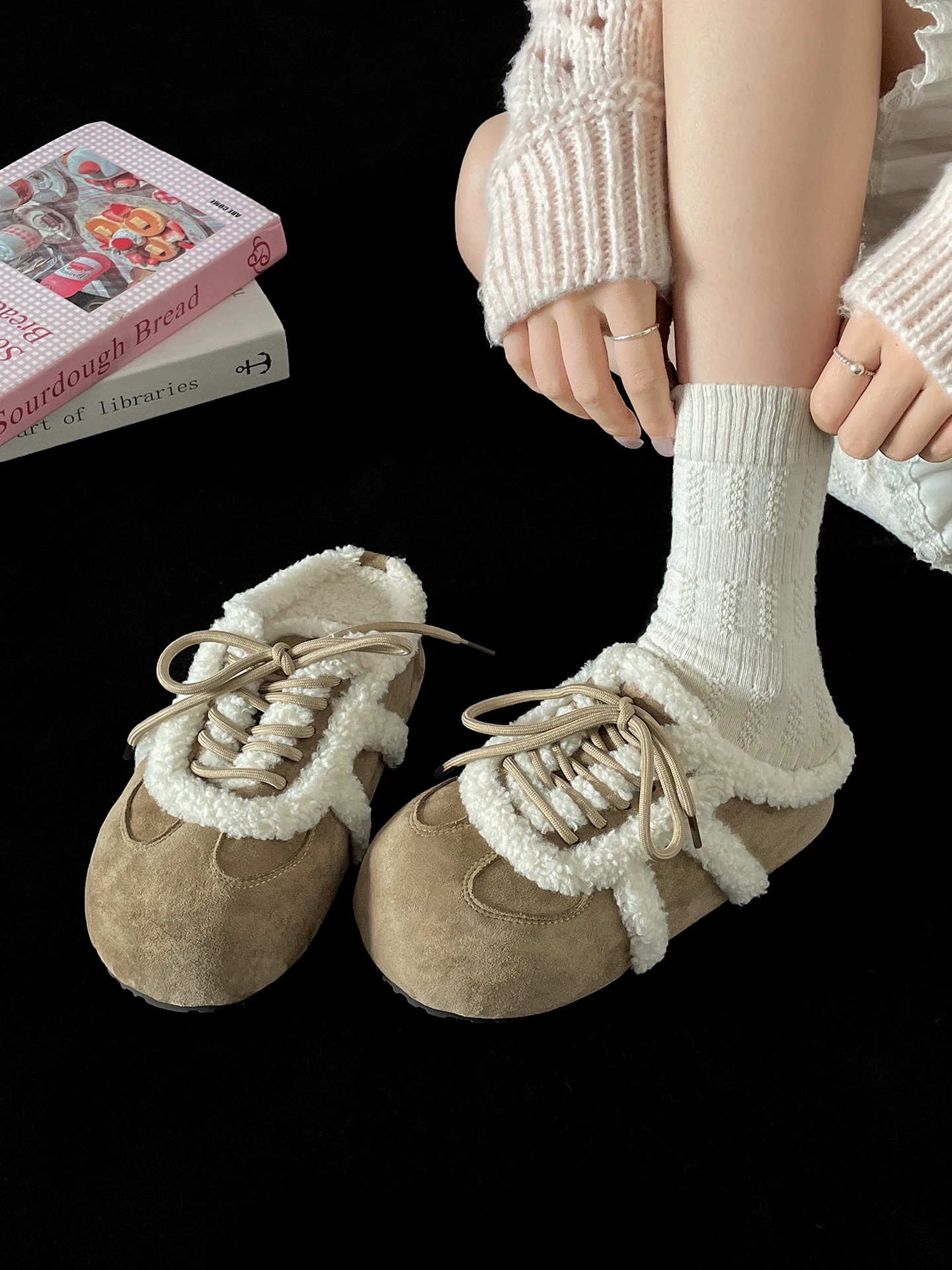 Đôi dép lông mềm kiểu Birkenstock đế dày, kiểu retro, màu trắng dành cho nữ, mẫu mới thu đông 2025, chất liệu bông mềm mại, mũi kín.