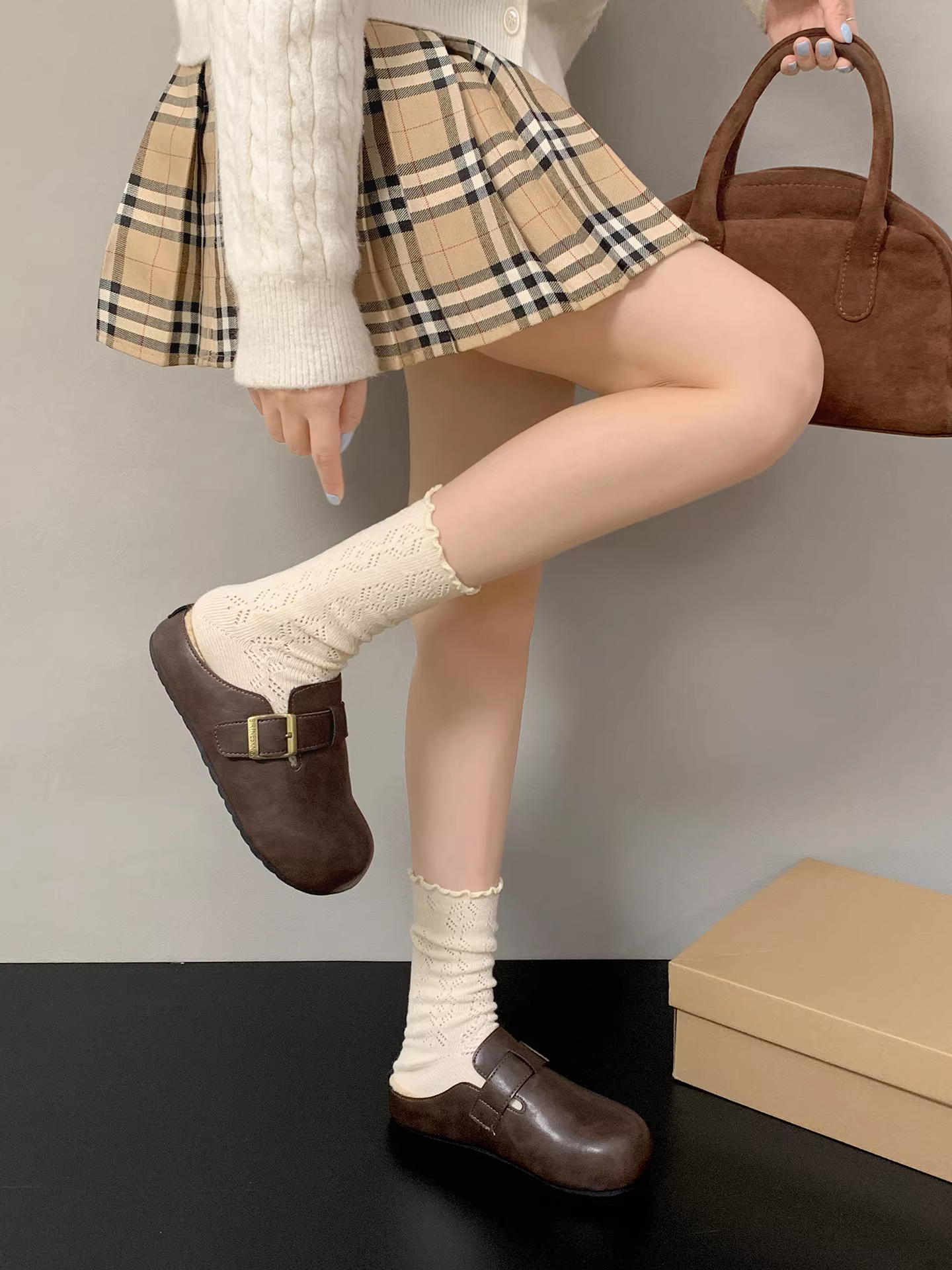 Giày Birkenstock nữ đế dày chống trơn kiểu retro màu nâu, kiểu nửa dép, mùa thu mới 2025, đa năng, đế mềm, kiểu cổ điển, mũi kín