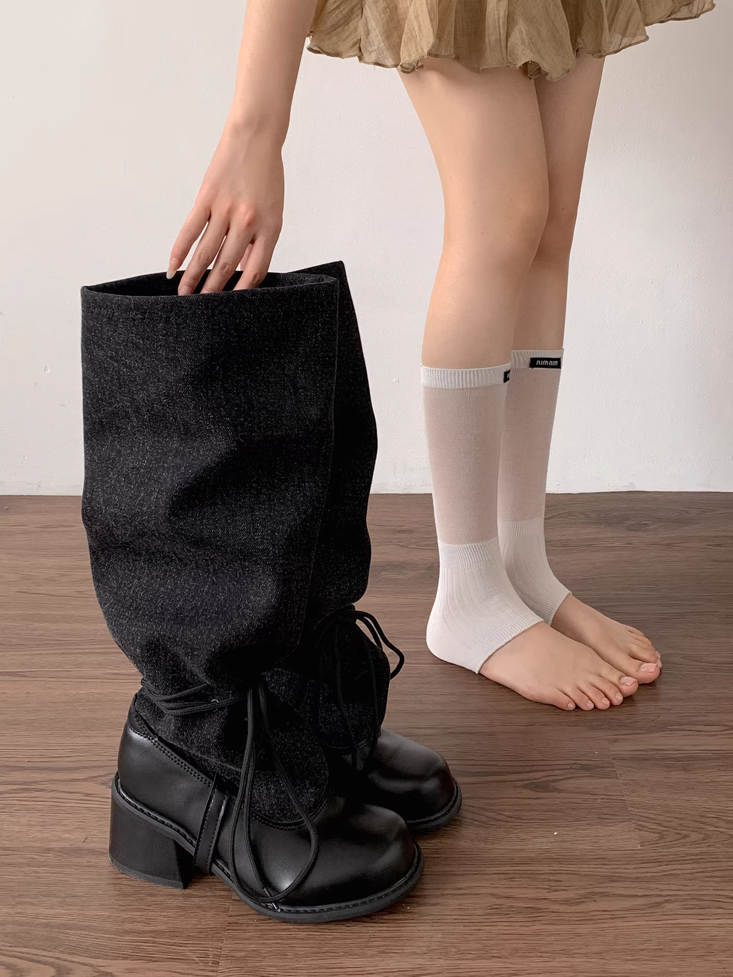 Giày bốt cao gót chunky đen kiểu retro tăng chiều cao dành cho nữ, bốt dài, mẫu mới thu đông 2025, kiểu dáng thon gọn, bốt dài xếp lớp.