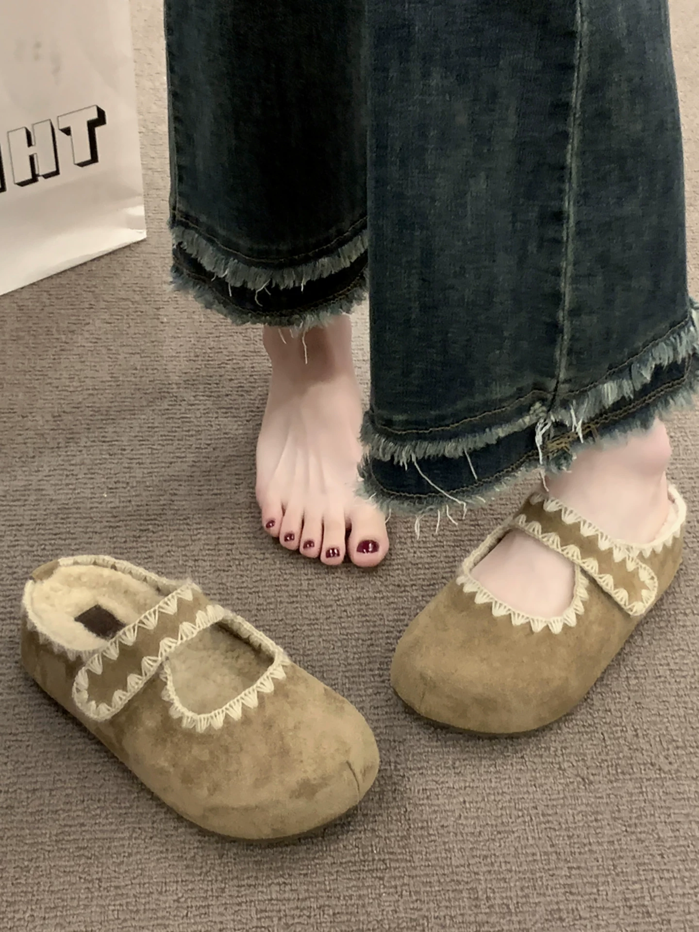 Giày nửa dép kiểu Birkenstock đế dày, lót lông mềm mại dành cho nữ, mẫu mới thu đông 2025, giữ ấm, mũi kín, chất liệu cotton.