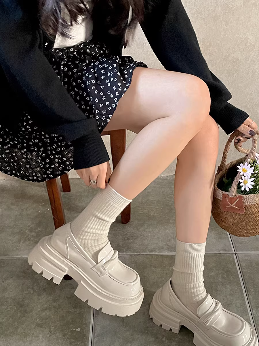 Giày da nữ đế dày kiểu Anh, đế xuồng, kiểu dáng nhỏ gọn, màu trắng, mùa thu mới 2025, kiểu lười.