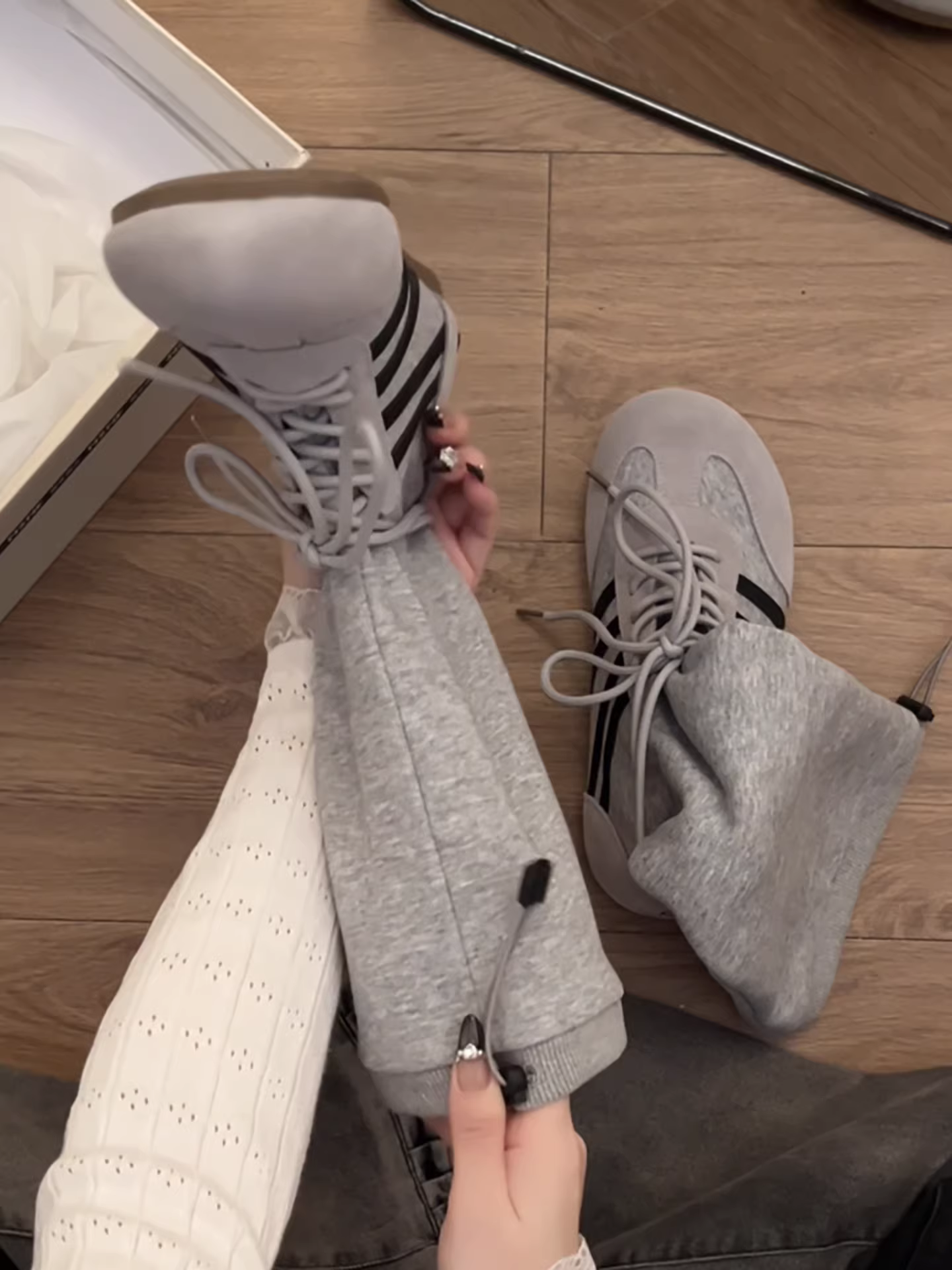 Giày bốt đế dày tăng chiều cao kiểu retro dành cho nữ, kiểu dáng thu đông 2025 mới, đa năng phối với chân váy, giày bốt đế mềm kiểu Đức cao đến giữa bắp chân