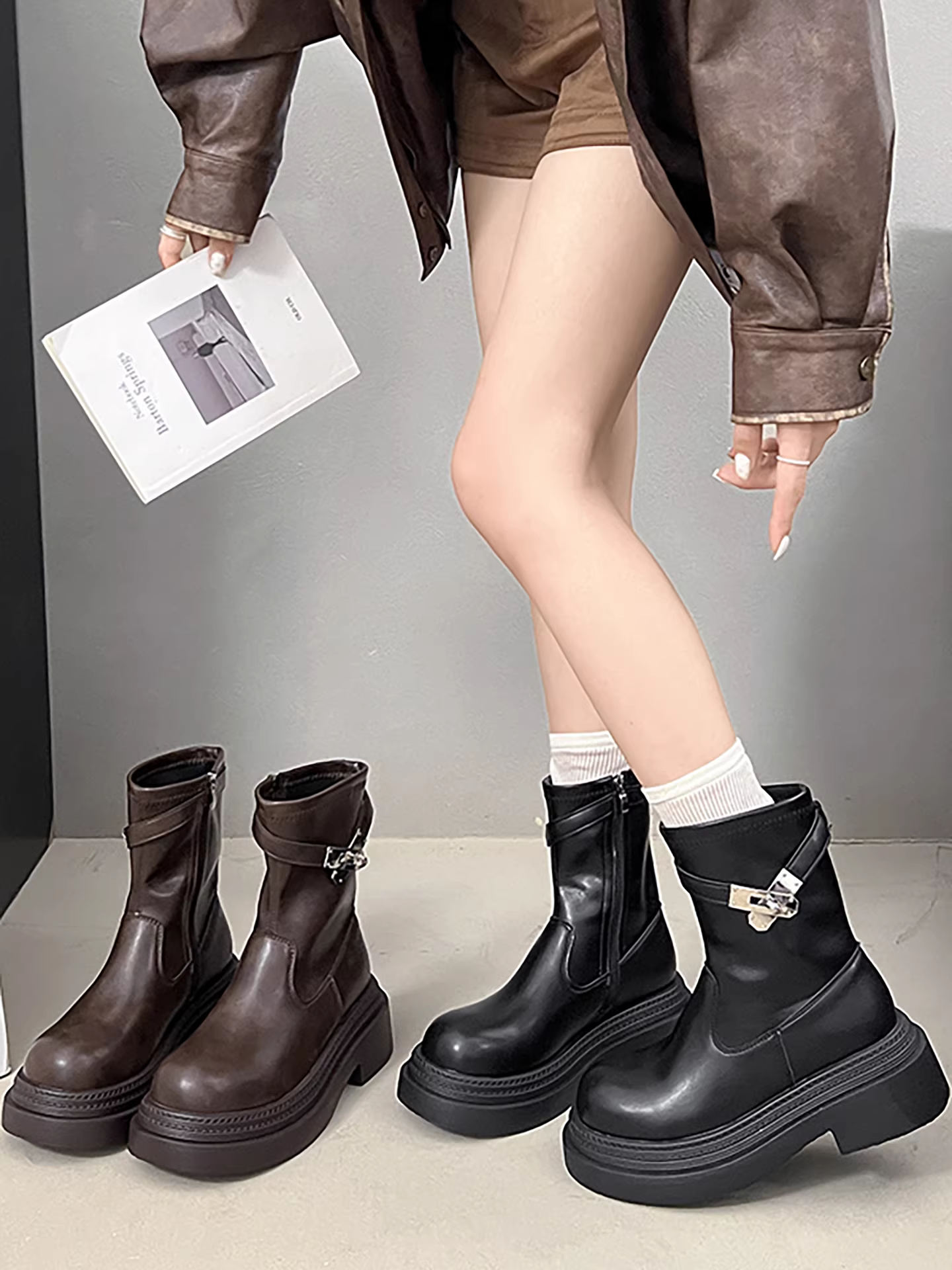 Giày bốt Martin đế dày phong cách retro Anh quốc màu đen dành cho nữ, kiểu dáng thu đông 2025 mới, phối cùng chân váy giúp trông thon gọn và cao hơn, bốt ngắn.