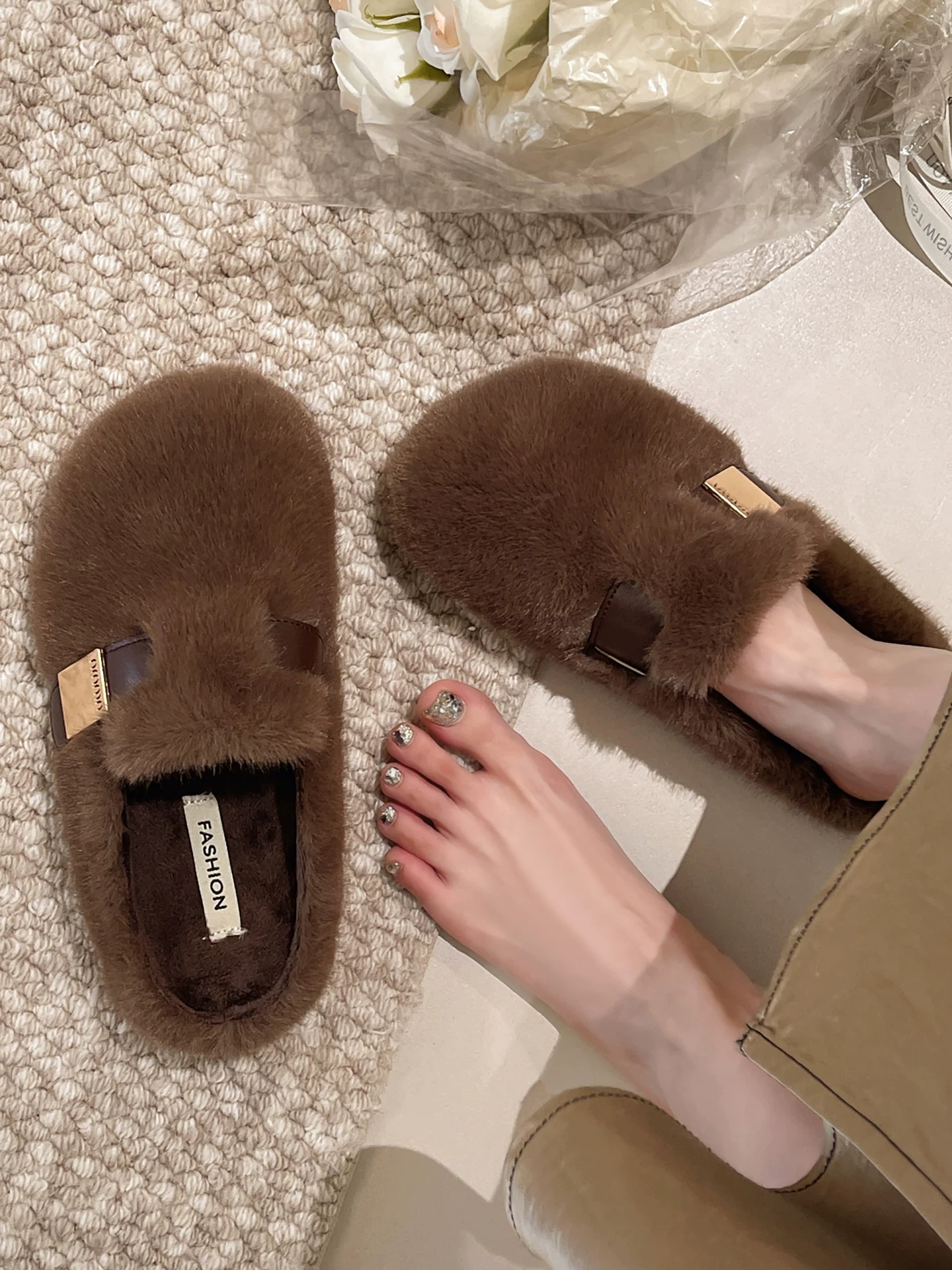 Đôi dép lông dày đế cao cổ điển màu đen dành cho nữ, kiểu dáng thời trang thu đông 2025, phối hợp với chân váy, lót lông cừu, chất liệu cotton.