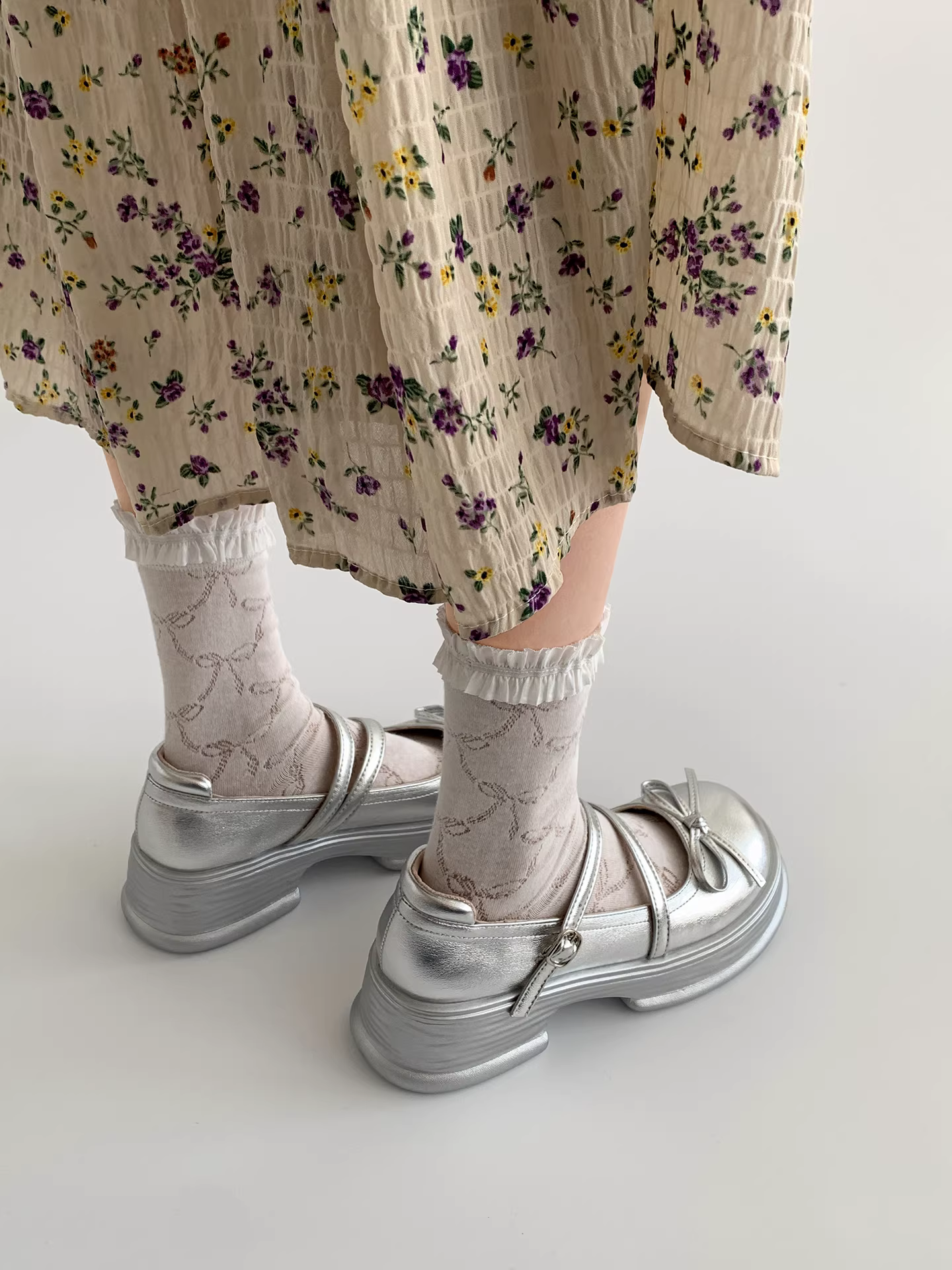 Giày da nữ đế dày phong cách retro Anh quốc cao cấp màu bạc, kiểu dáng mùa thu mới 2025, phối chân váy, kiểu Mary Jane