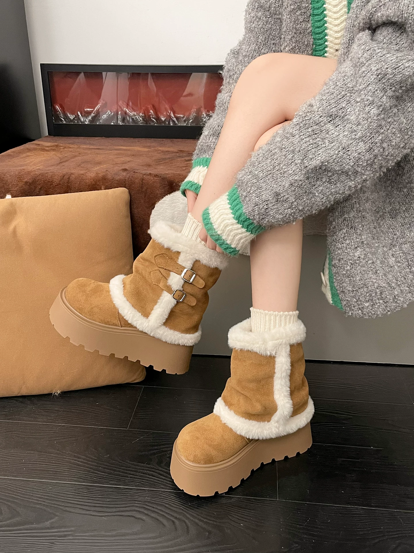 Giày bốt tuyết cổ điển đế dày lót lông cừu dành cho nữ, giày cotton ấm áp tăng chiều cao ngoài trời chống trượt mùa đông mới năm 2025.