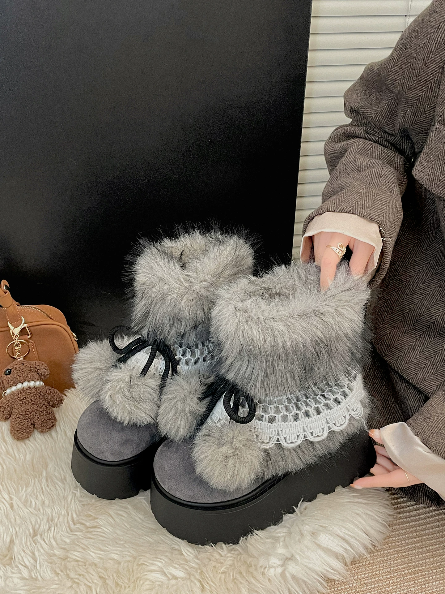 Giày bốt đi tuyết lót lông dày, đế dày giữ ấm màu xám dành cho nữ, mẫu mới mùa đông 2025, tăng chiều cao, chống trơn trượt, lót bông dày.