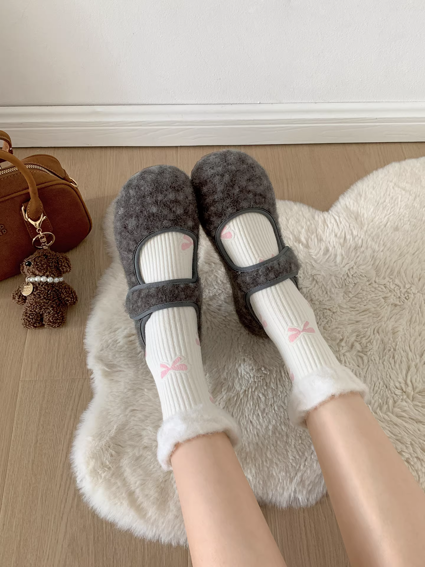 Giày lông dày đế cao cổ điển màu trắng dành cho nữ mùa đông 2025 mới, giữ ấm, đi ngoài trời, chống trơn, chất liệu cotton Đông Bắc