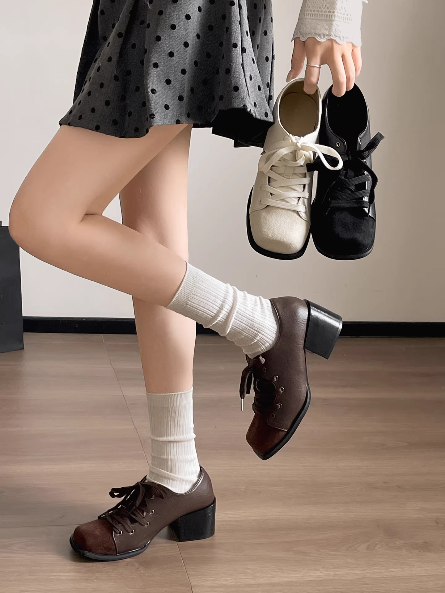 Giày bệt nữ kiểu Anh cổ điển, đa năng, đế dày, cổ sâu, kiểu mới thu 2025, phù hợp với chân váy, tạo cảm giác cao cấp, dành cho người thấp nhỏ.