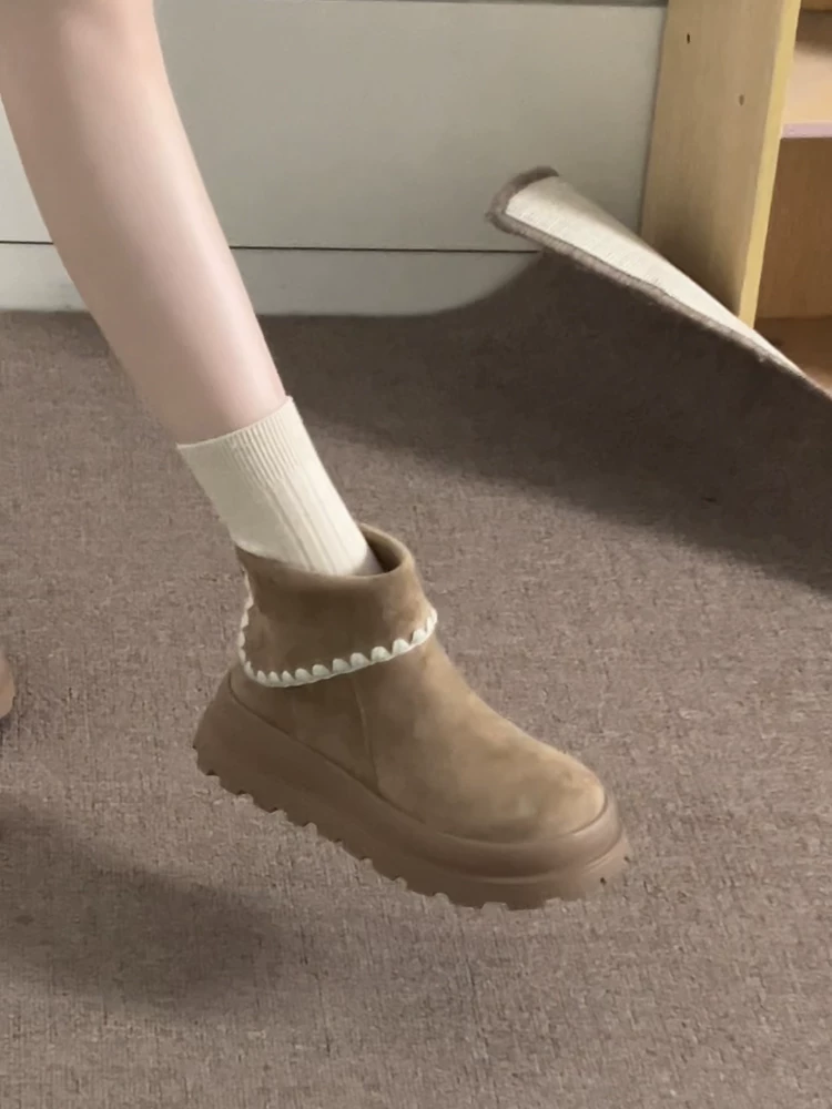 Phía Nam ở miền Nam: Giày bốt Martin đế dày kiểu Anh màu nâu dành cho nữ, mẫu mới thu đông 2025, phối cùng váy để trông thon gọn hơn, kiểu giày bốt ngắn phong cách Birkenstock.