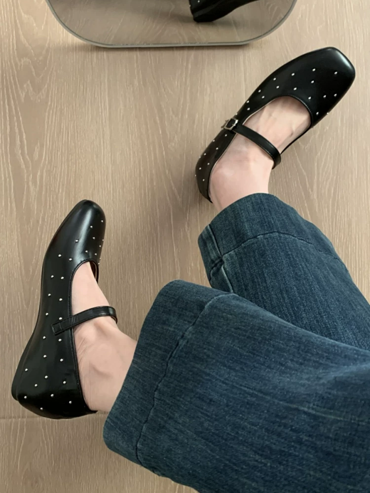 Giày bệt đế bằng mũi vuông màu đỏ kiểu Pháp dành cho nữ, giày Mary Jane đa năng mùa thu mới 2025, phối hợp tốt với chân váy.