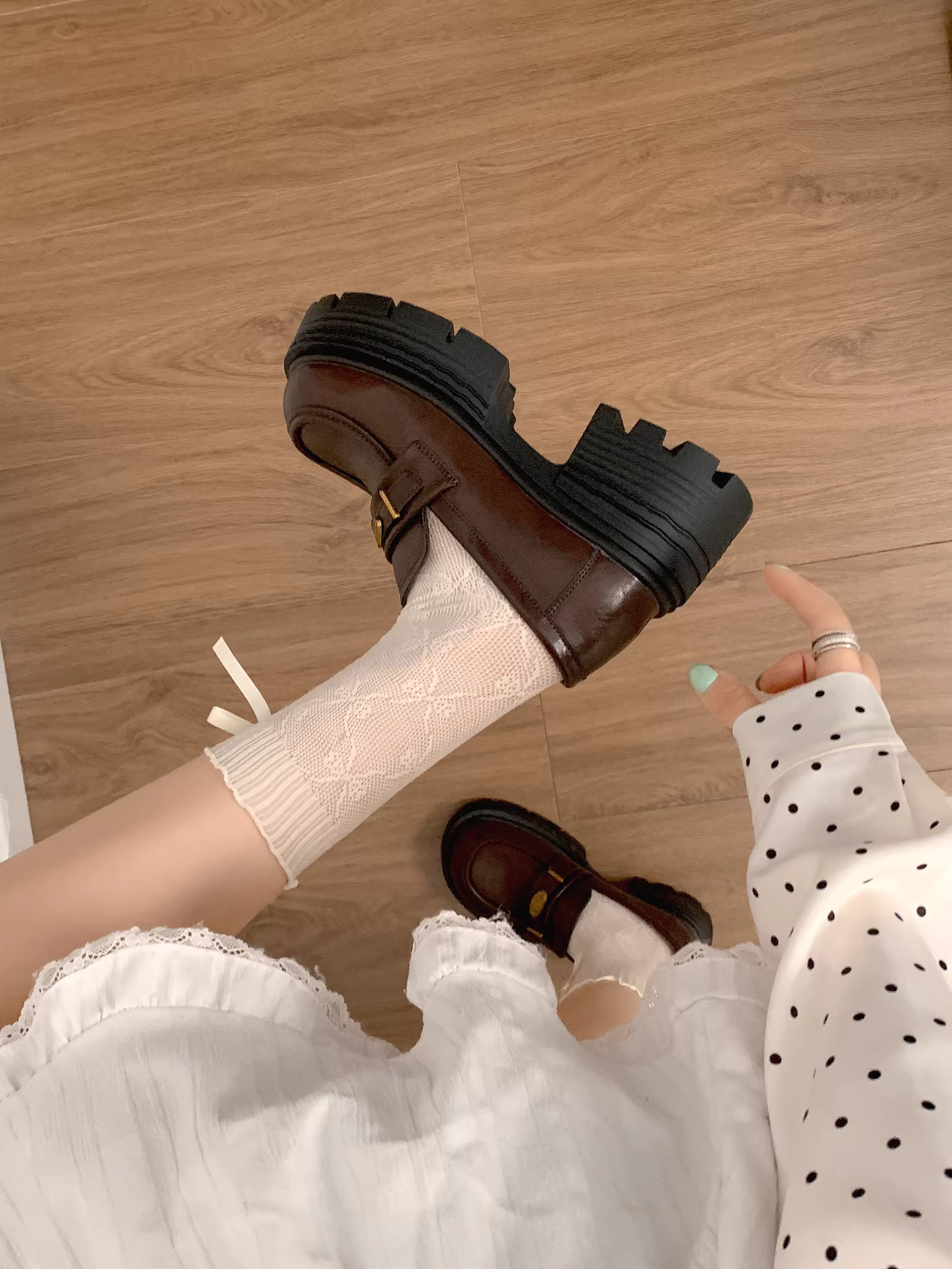 Giày da nữ đế dày kiểu Anh cổ điển màu đen, gót chunky, kiểu mới thu 2025, phối chân váy, tăng chiều cao.